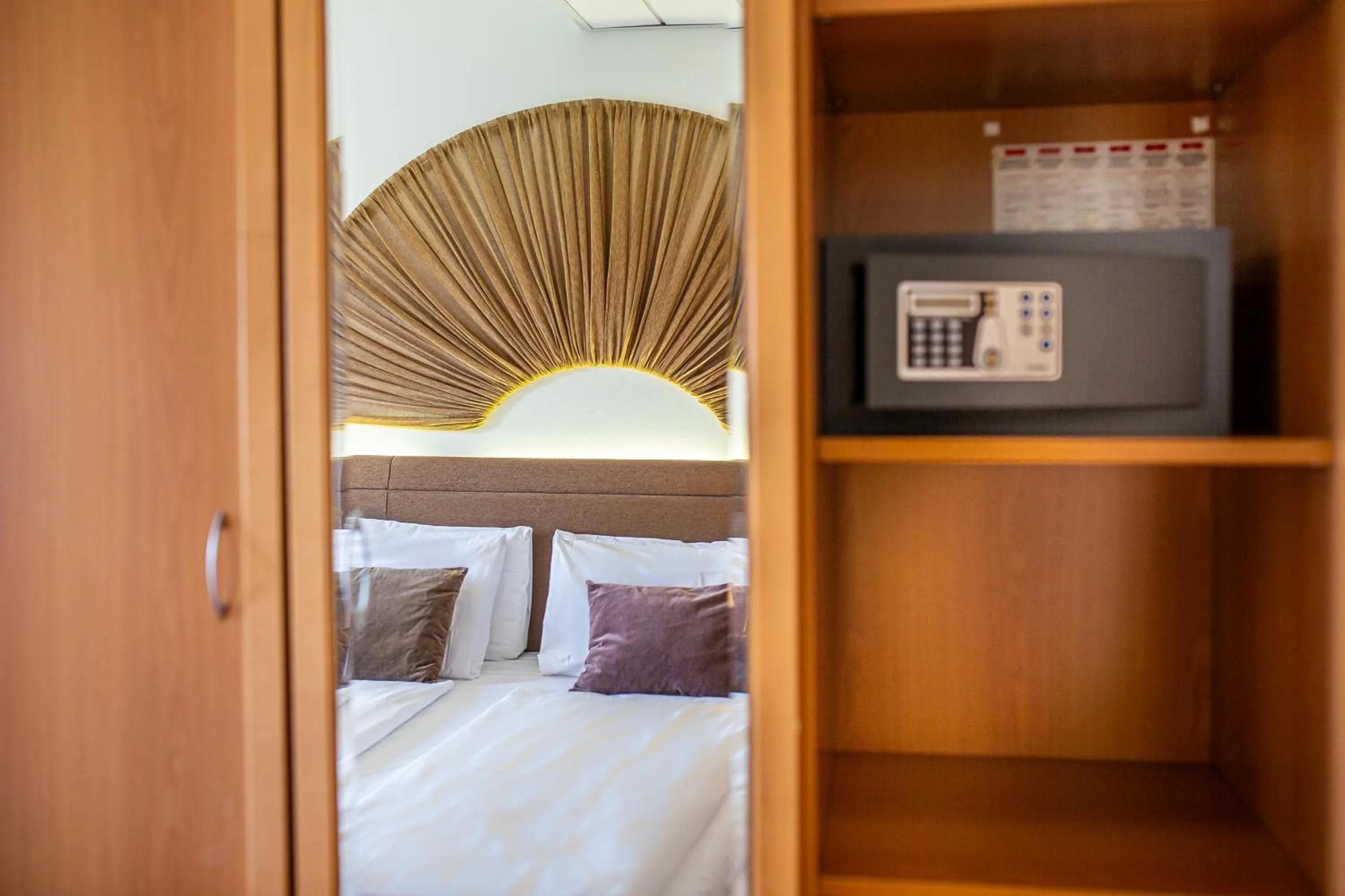 Restaurant/places to eat, Bed in Hotel Rex