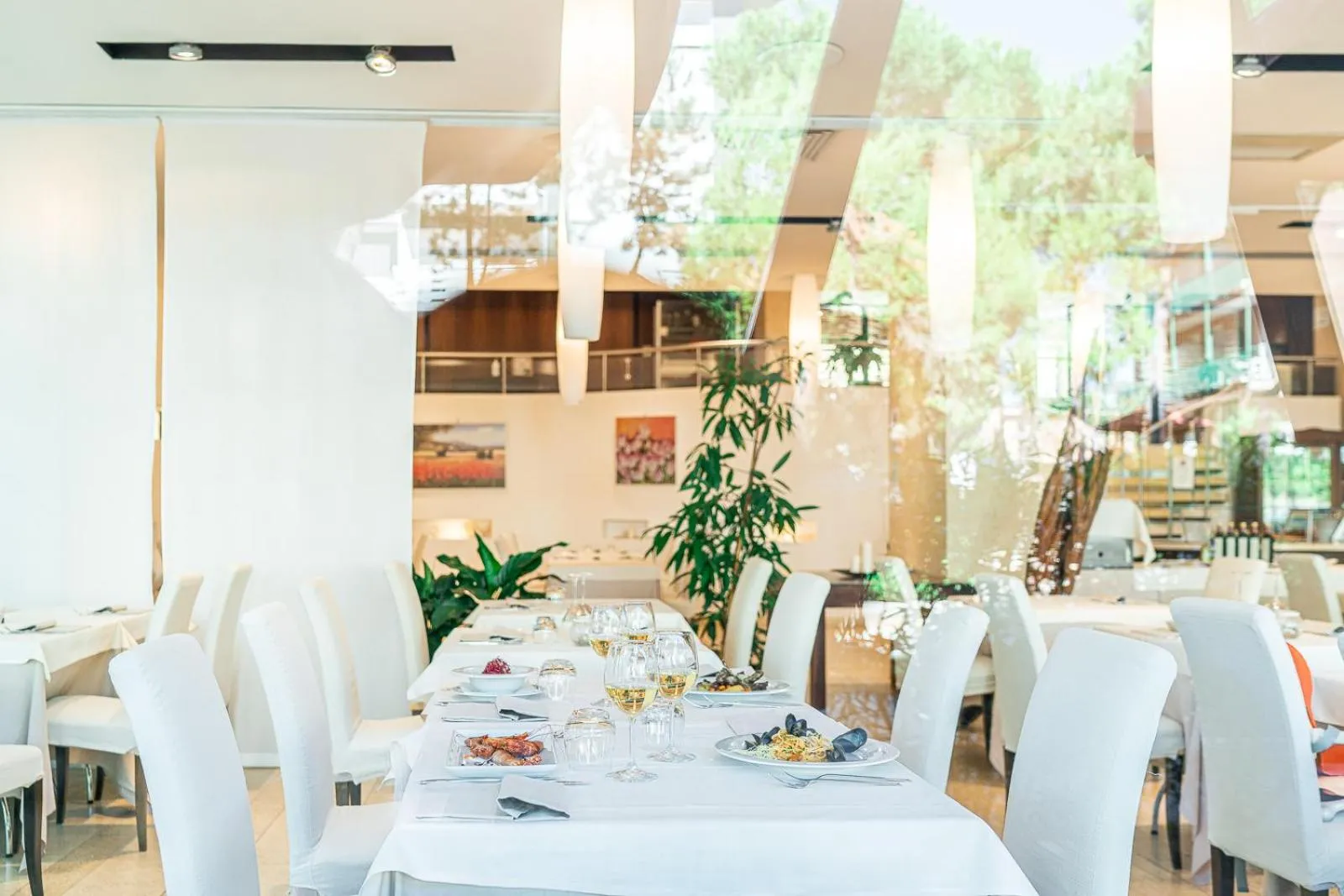 Restaurant/places to eat in Hotel Rex