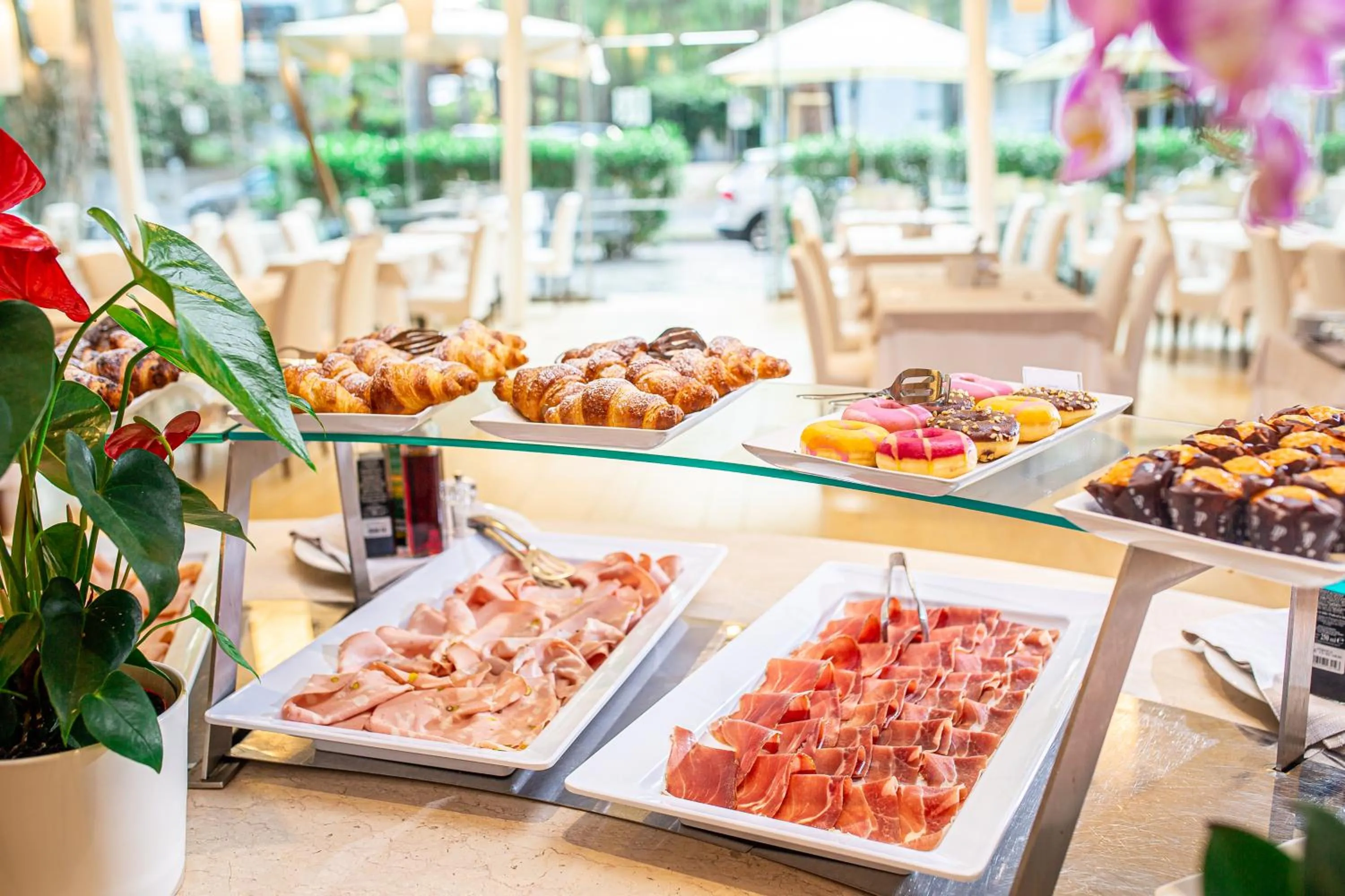 Restaurant/places to eat in Hotel Rex