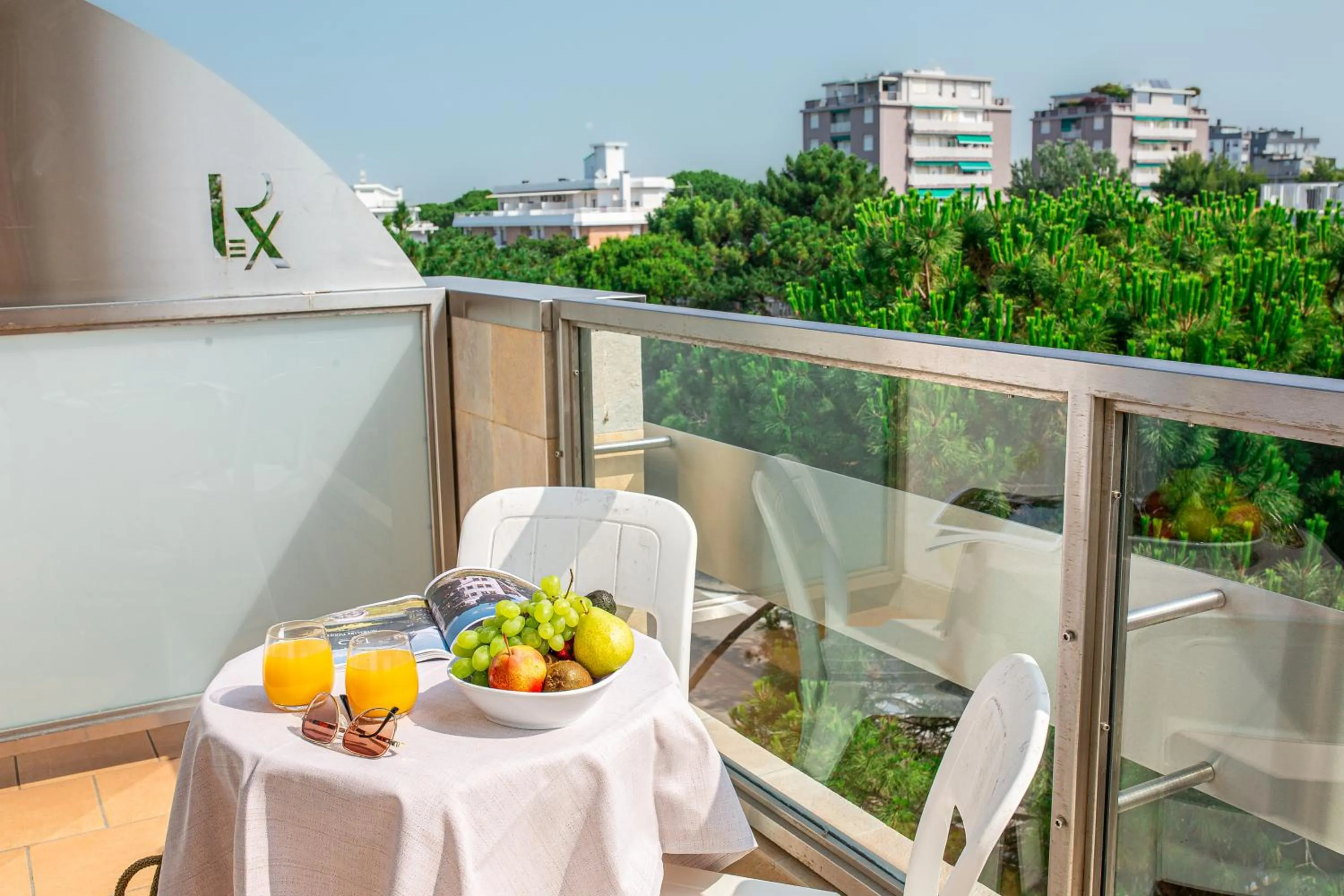 Restaurant/places to eat in Hotel Rex