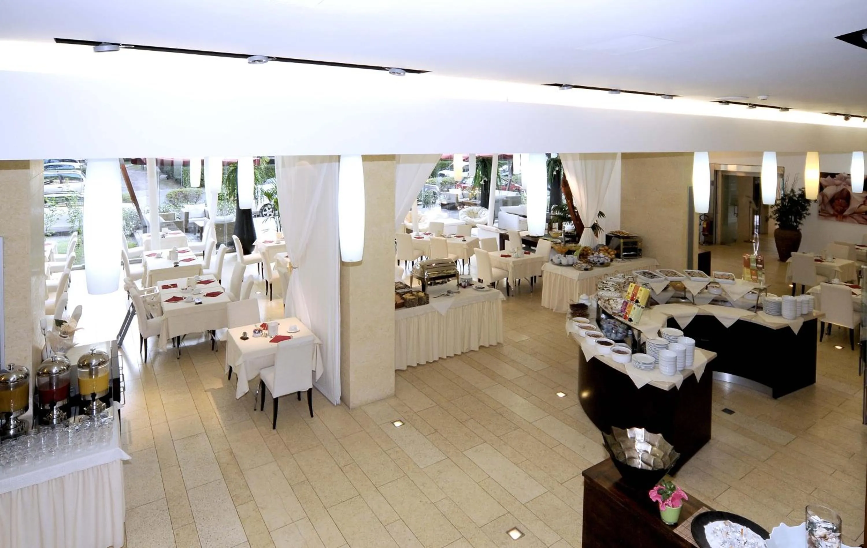 Restaurant/places to eat in Hotel Rex