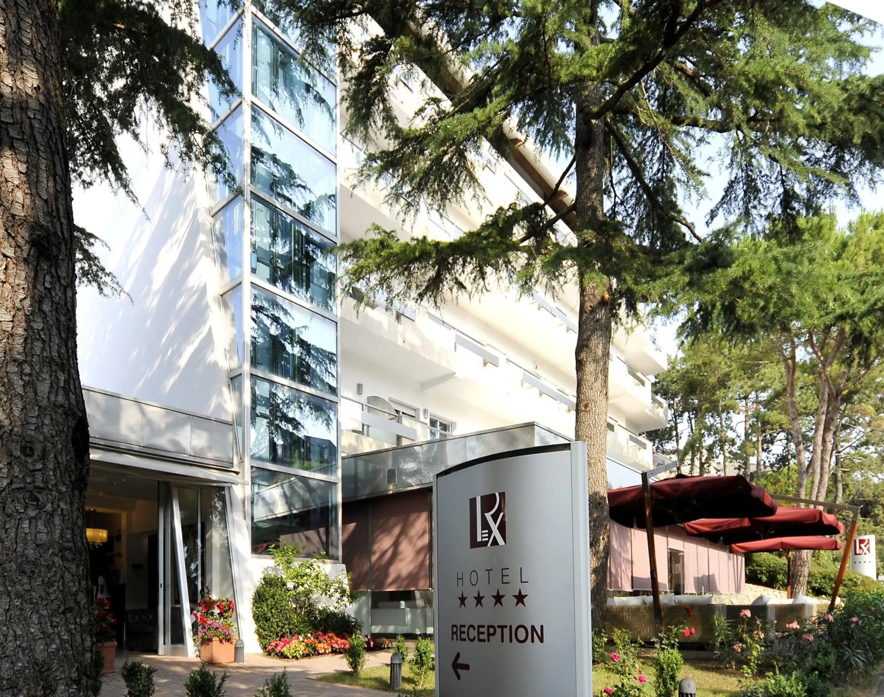 Facade/entrance in Hotel Rex Facade/entrance in Hotel Rex