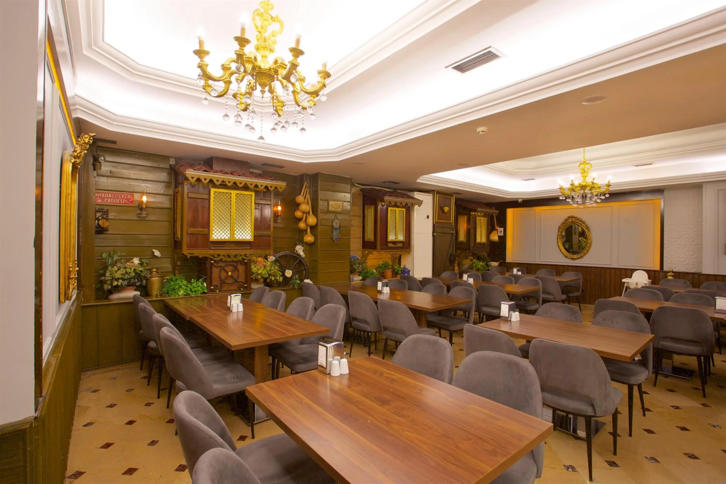 Restaurant/places to eat in Grand Ant Hotel