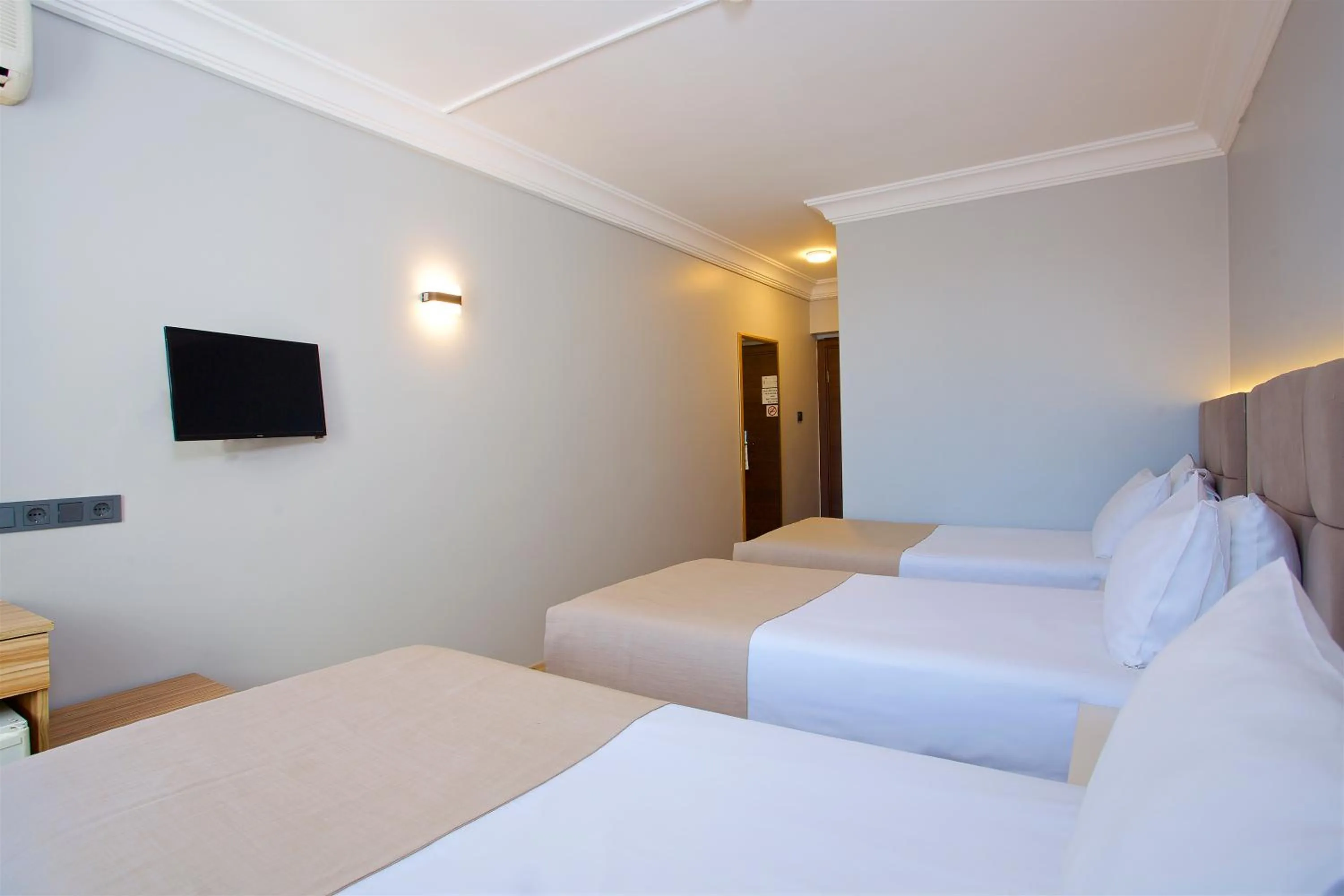 Bedroom, Bed in Grand Ant Hotel