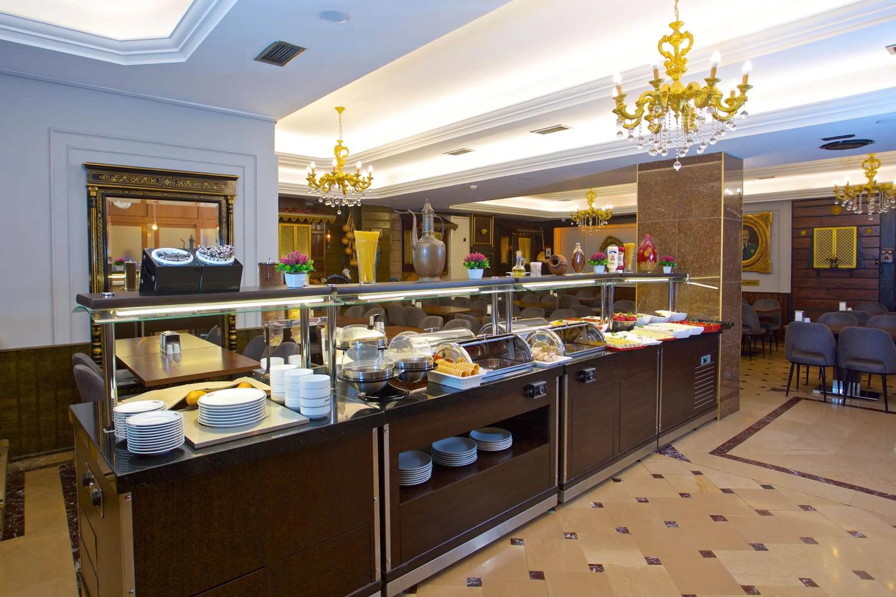 Restaurant/places to eat in Grand Ant Hotel