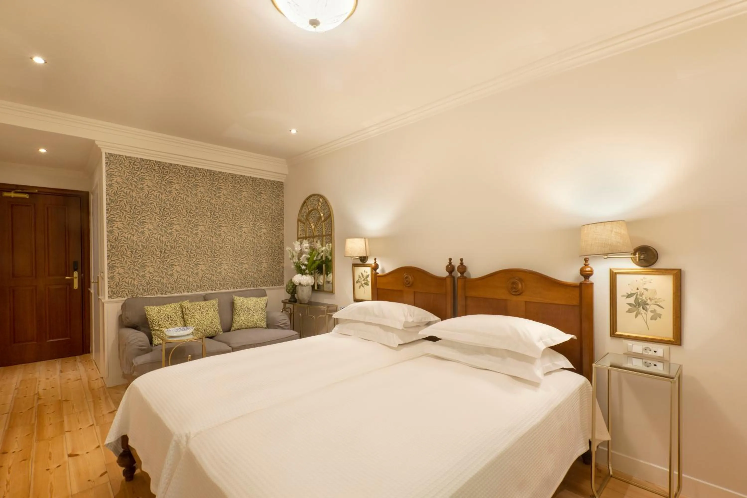 Photo of the whole room, Bed in Despotiko Hotel