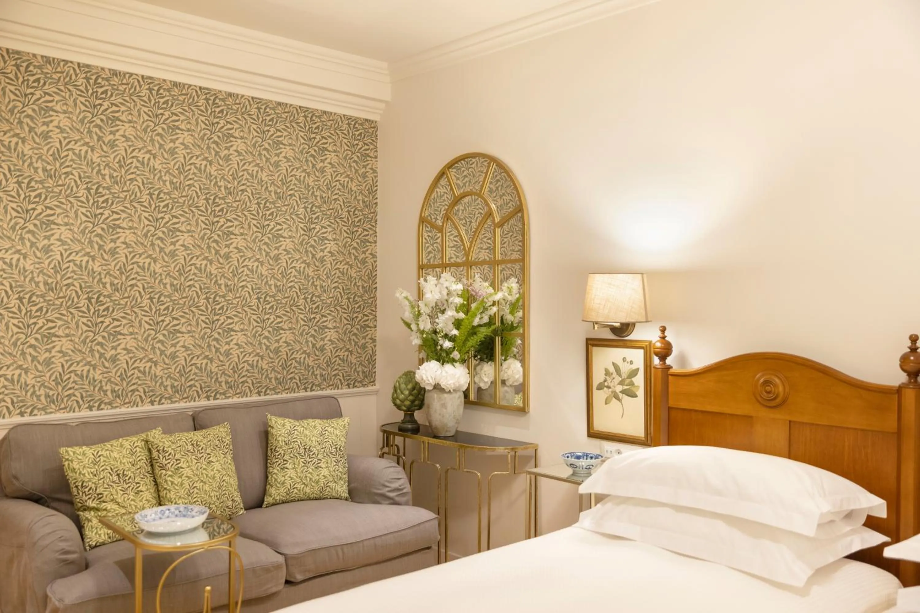 Photo of the whole room, Bed in Despotiko Hotel