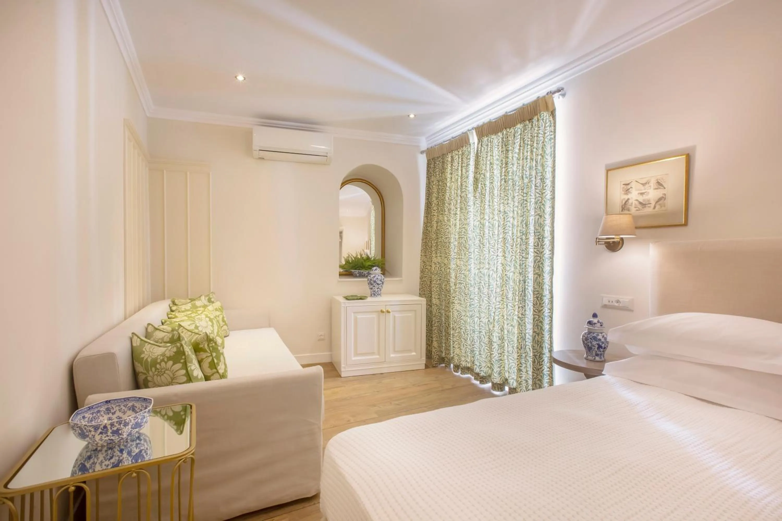 Photo of the whole room, Bed in Despotiko Hotel