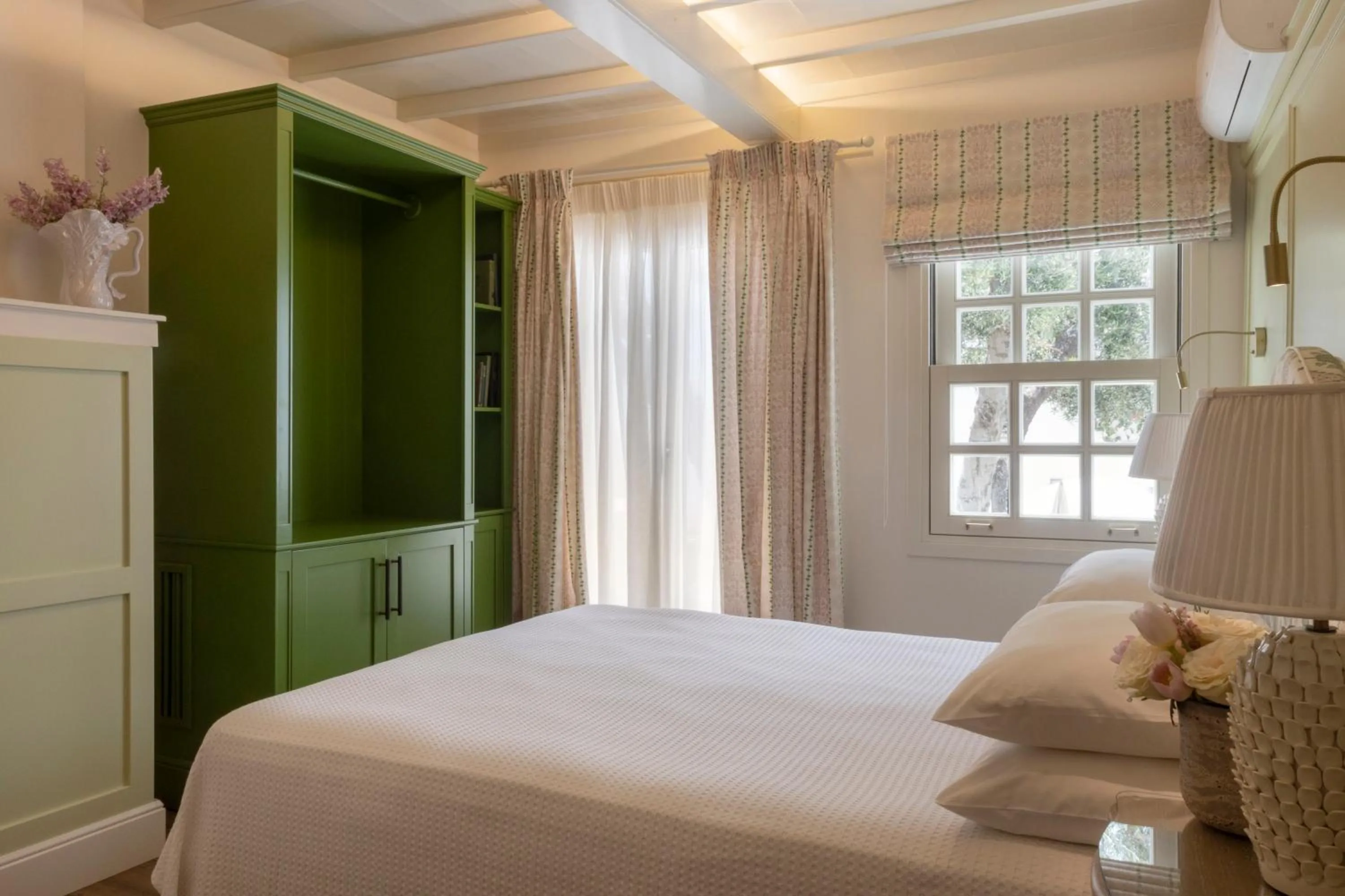 Photo of the whole room, Bed in Despotiko Hotel