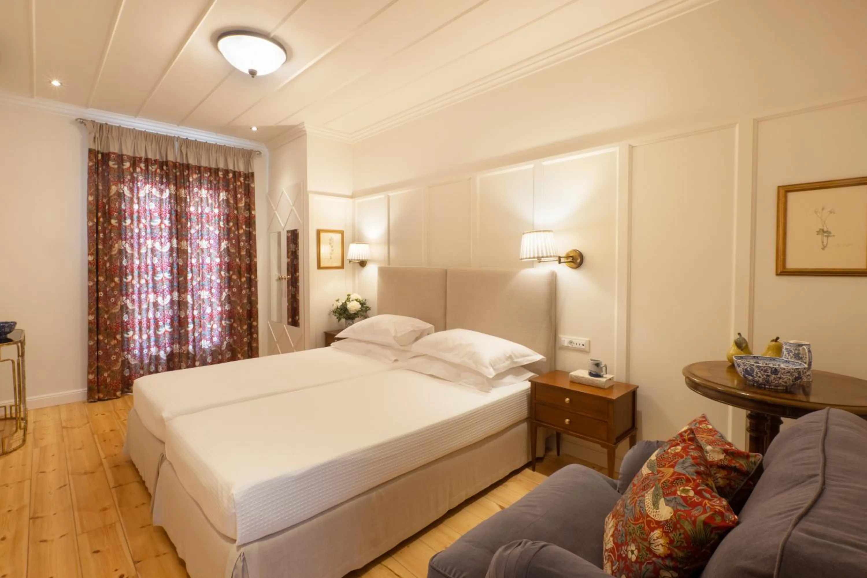 Photo of the whole room, Bed in Despotiko Hotel