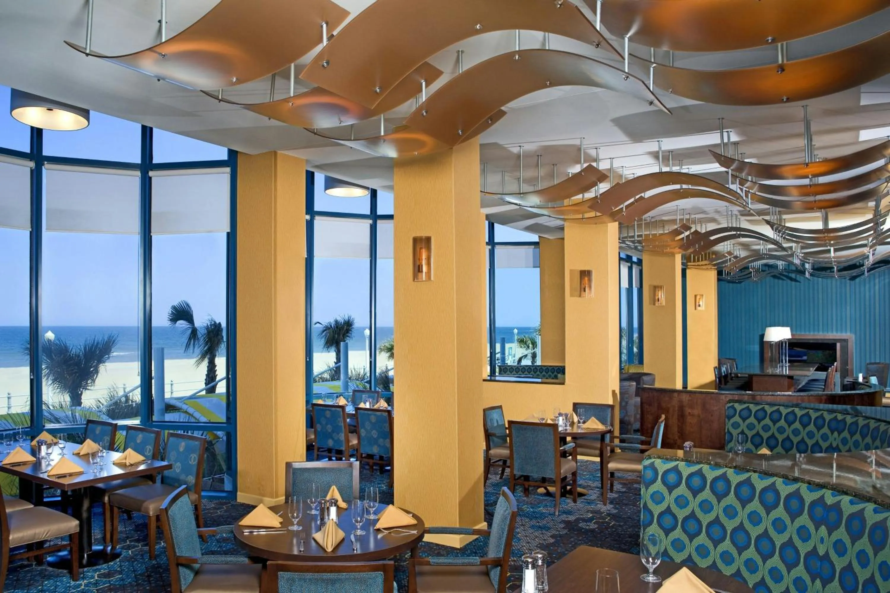 Lounge or bar in Sheraton Oceanfront Hotel