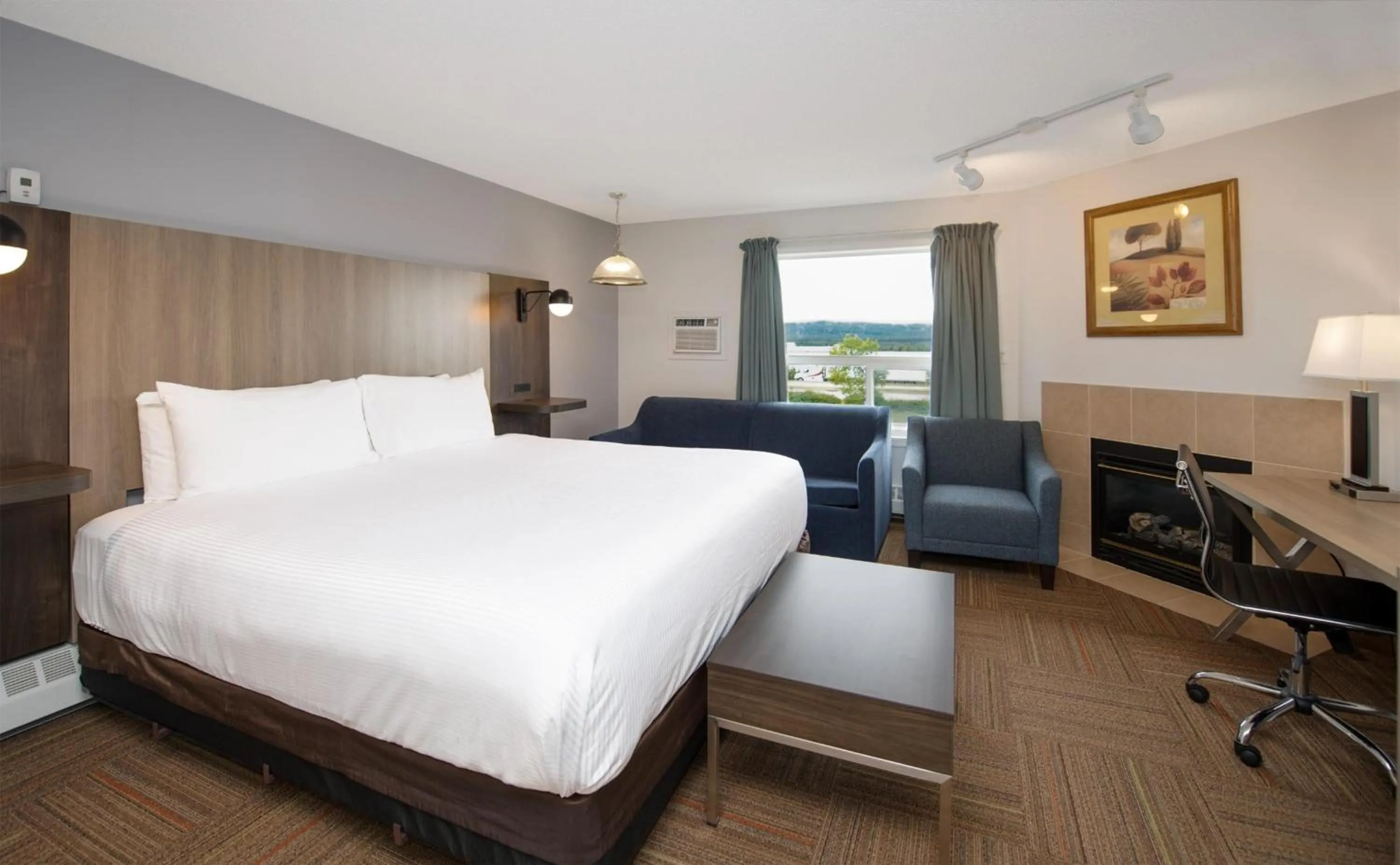 Photo of the whole room, Bed in Coast Hinton Hotel