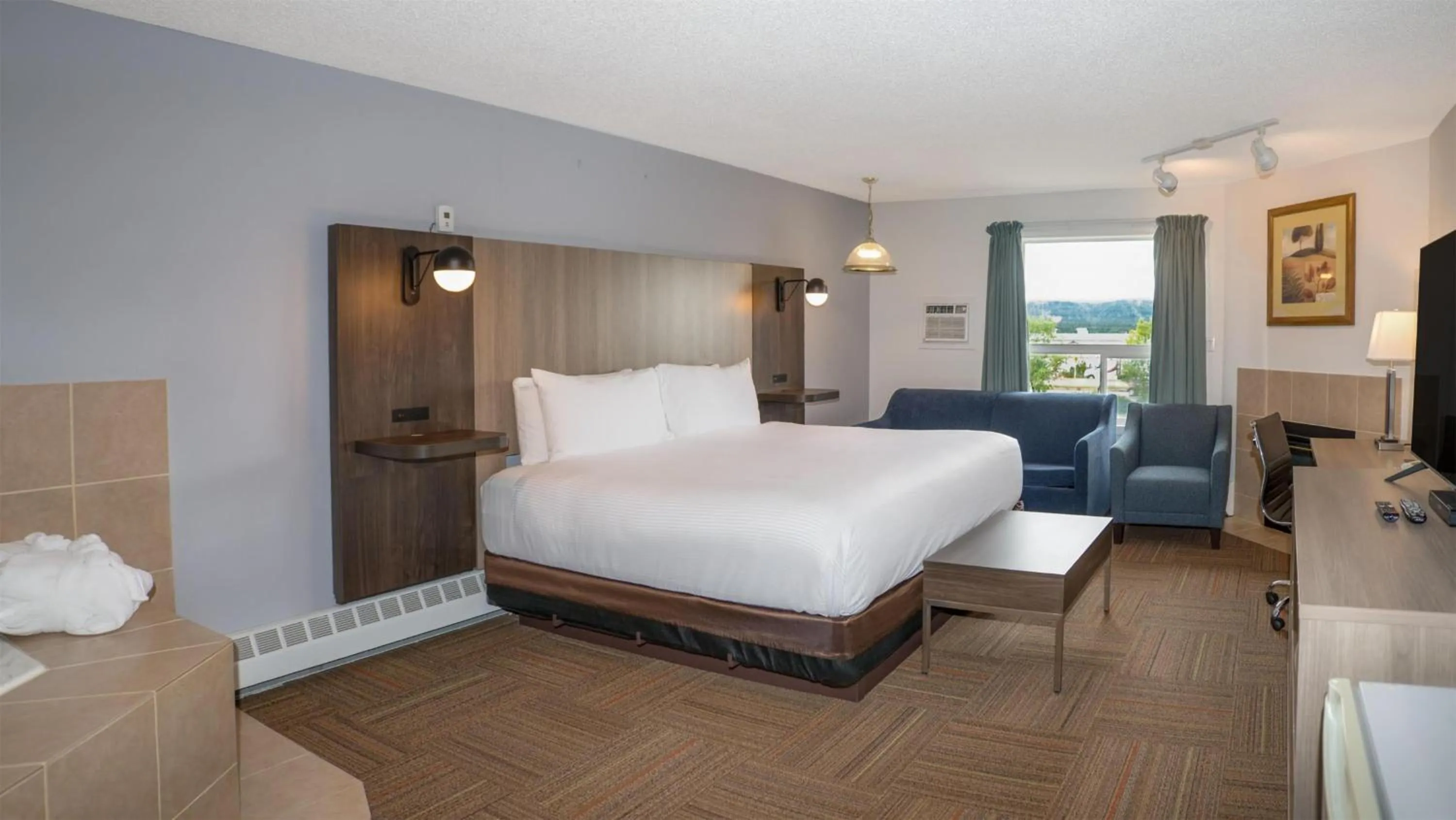 Photo of the whole room, Bed in Coast Hinton Hotel