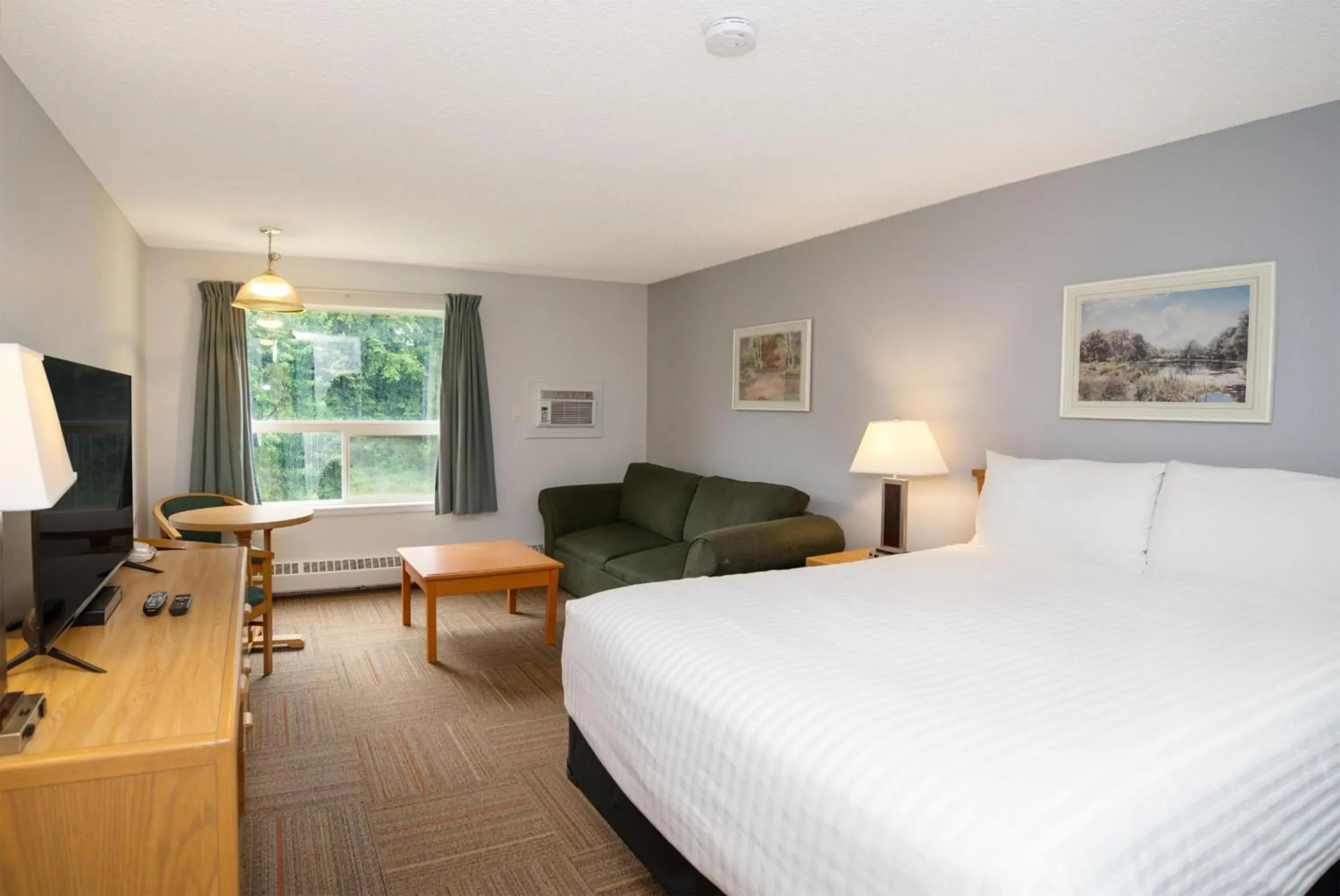 Bedroom, Bed in Coast Hinton Hotel Bedroom, Bed in Coast Hinton Hotel