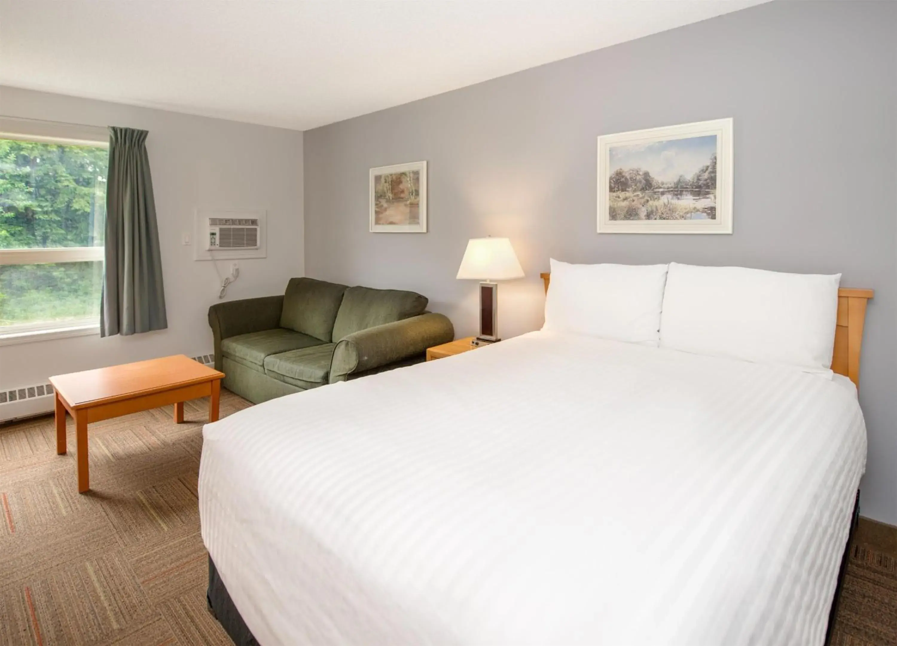 Bedroom, Bed in Coast Hinton Hotel Bedroom, Bed in Coast Hinton Hotel