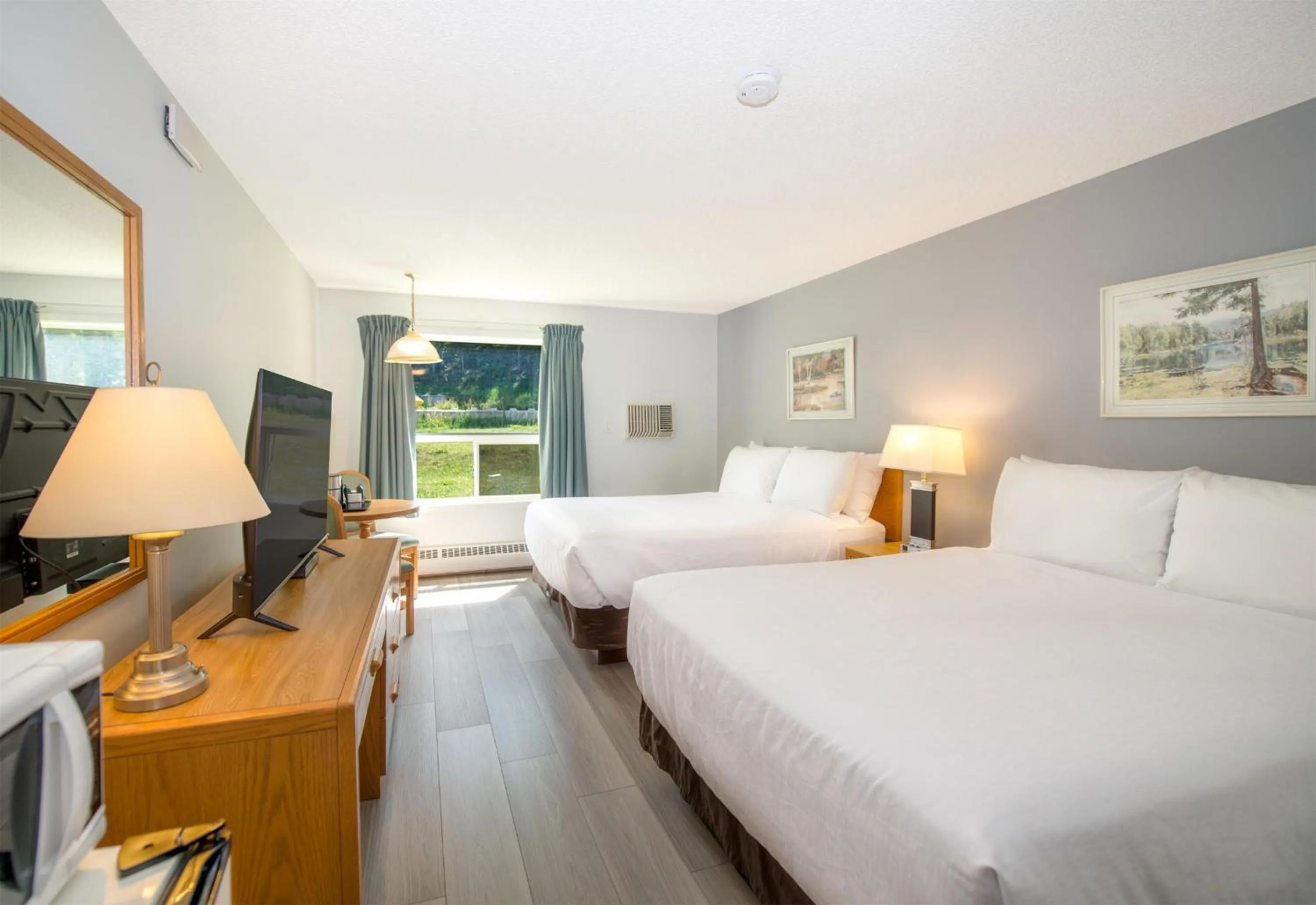 Bedroom, Bed in Coast Hinton Hotel