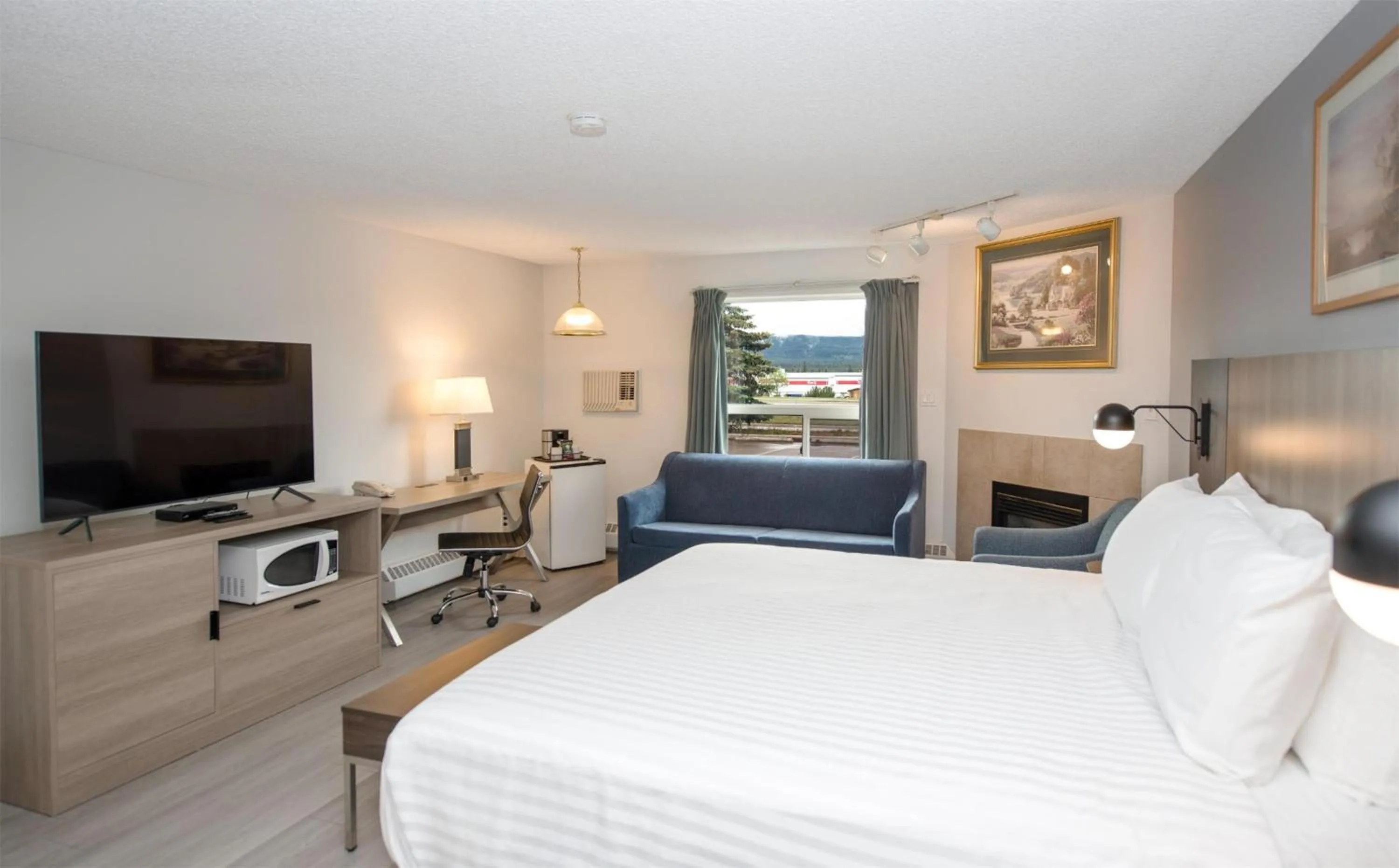 Photo of the whole room, Bed in Coast Hinton Hotel