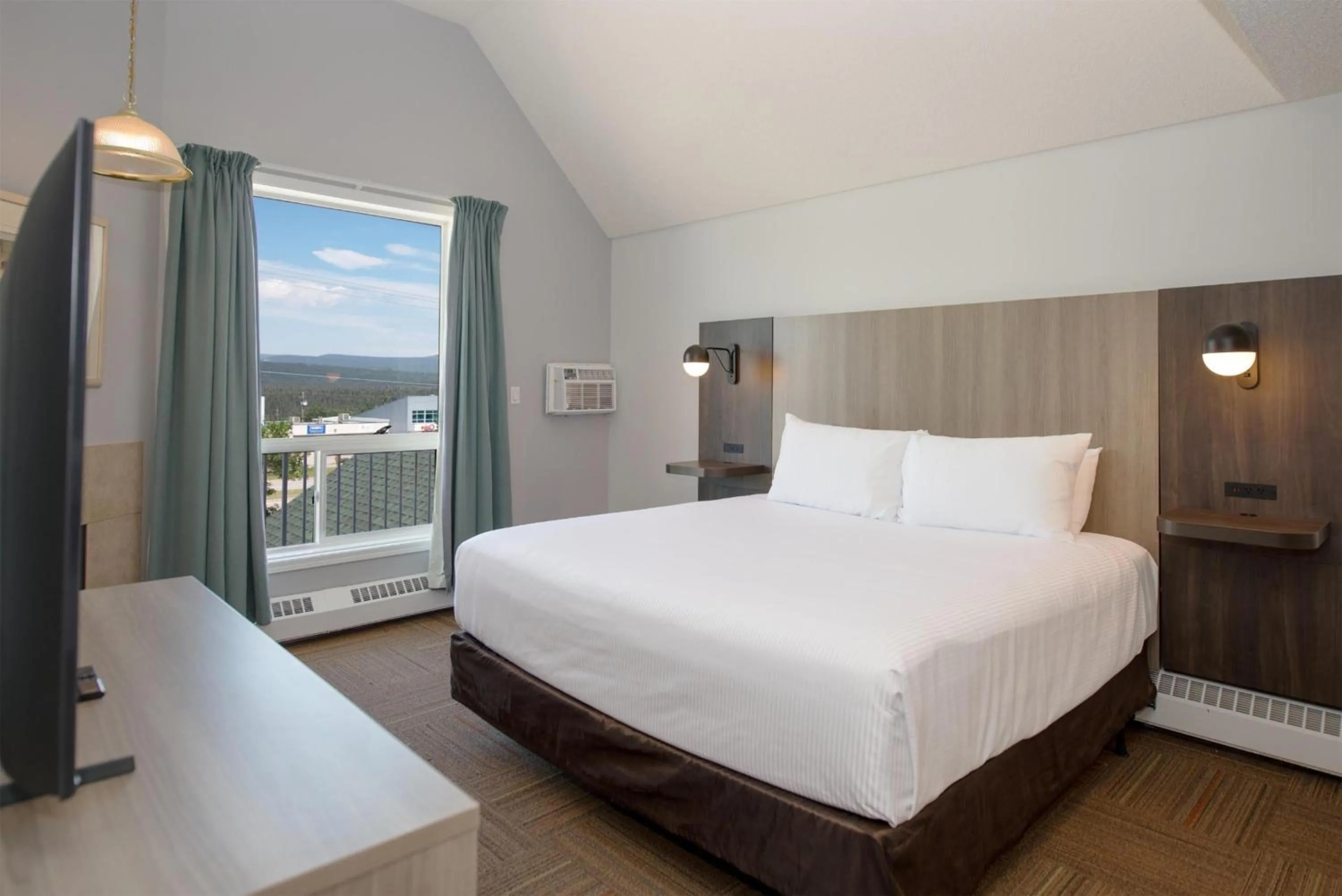 Photo of the whole room, Bed in Coast Hinton Hotel