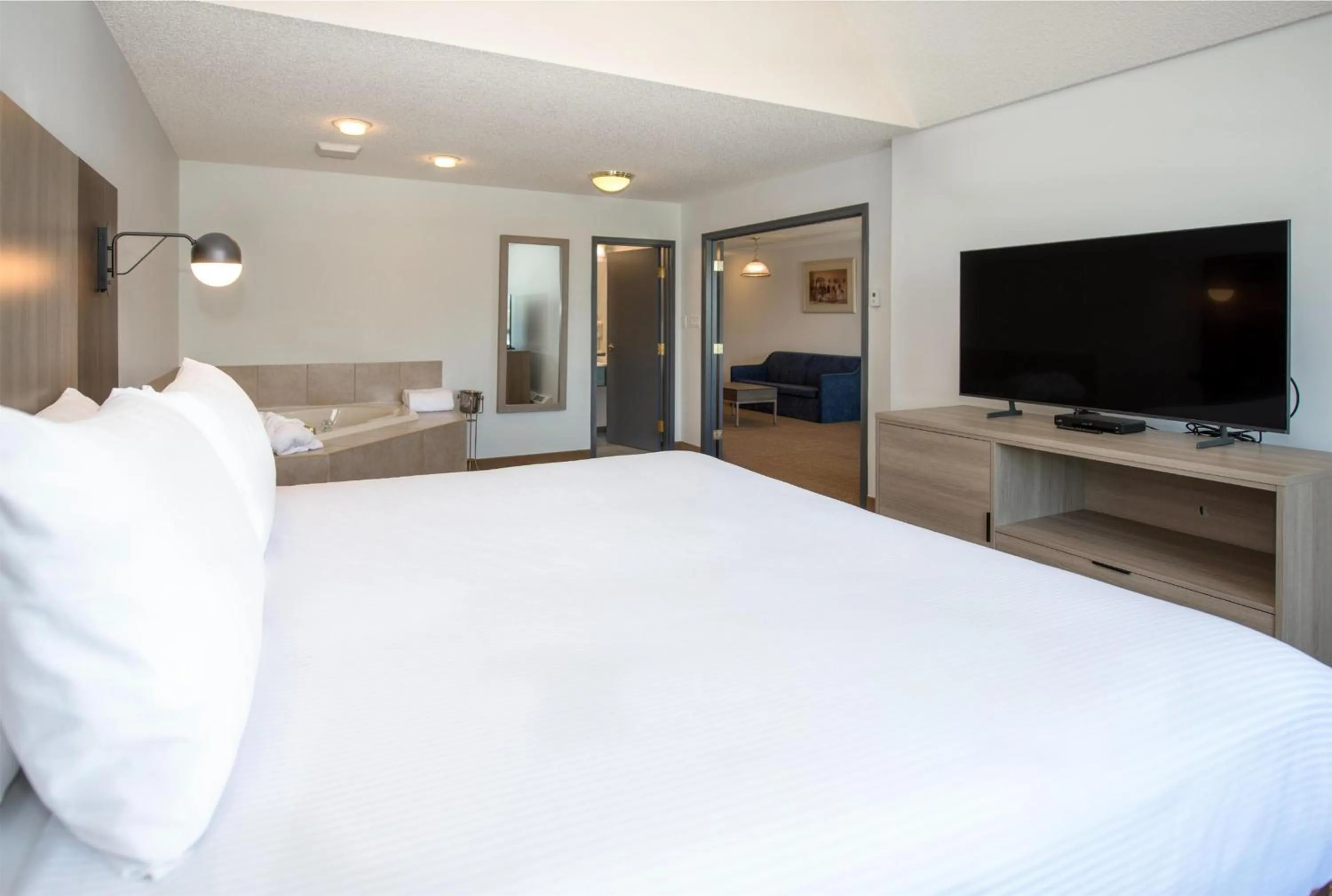 Photo of the whole room, Bed in Coast Hinton Hotel