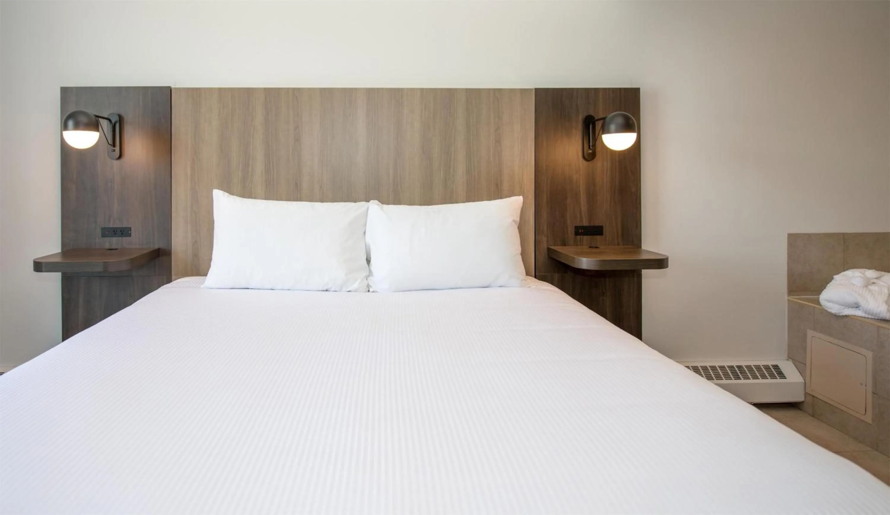 Photo of the whole room, Bed in Coast Hinton Hotel