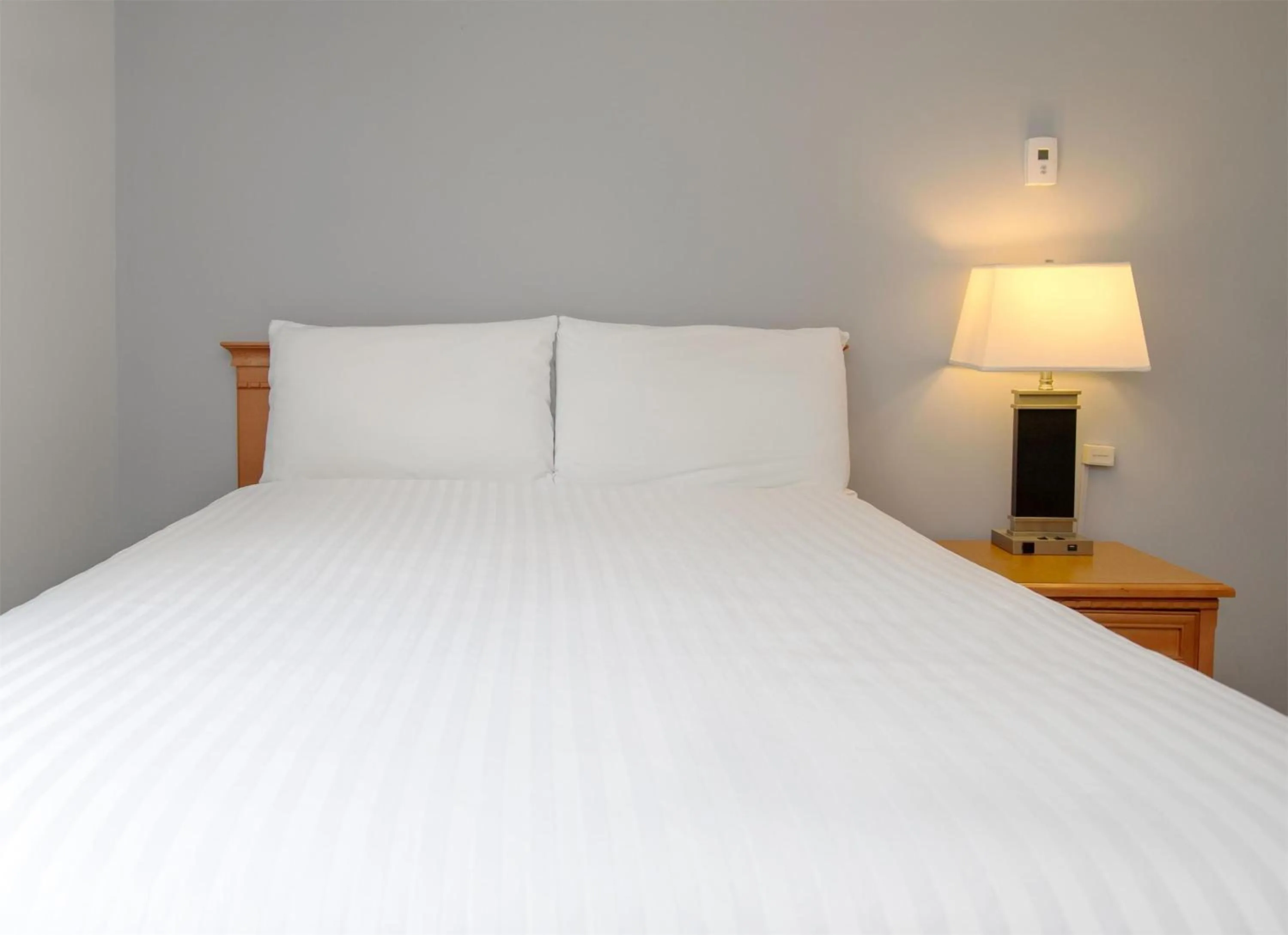 Bedroom, Bed in Coast Hinton Hotel