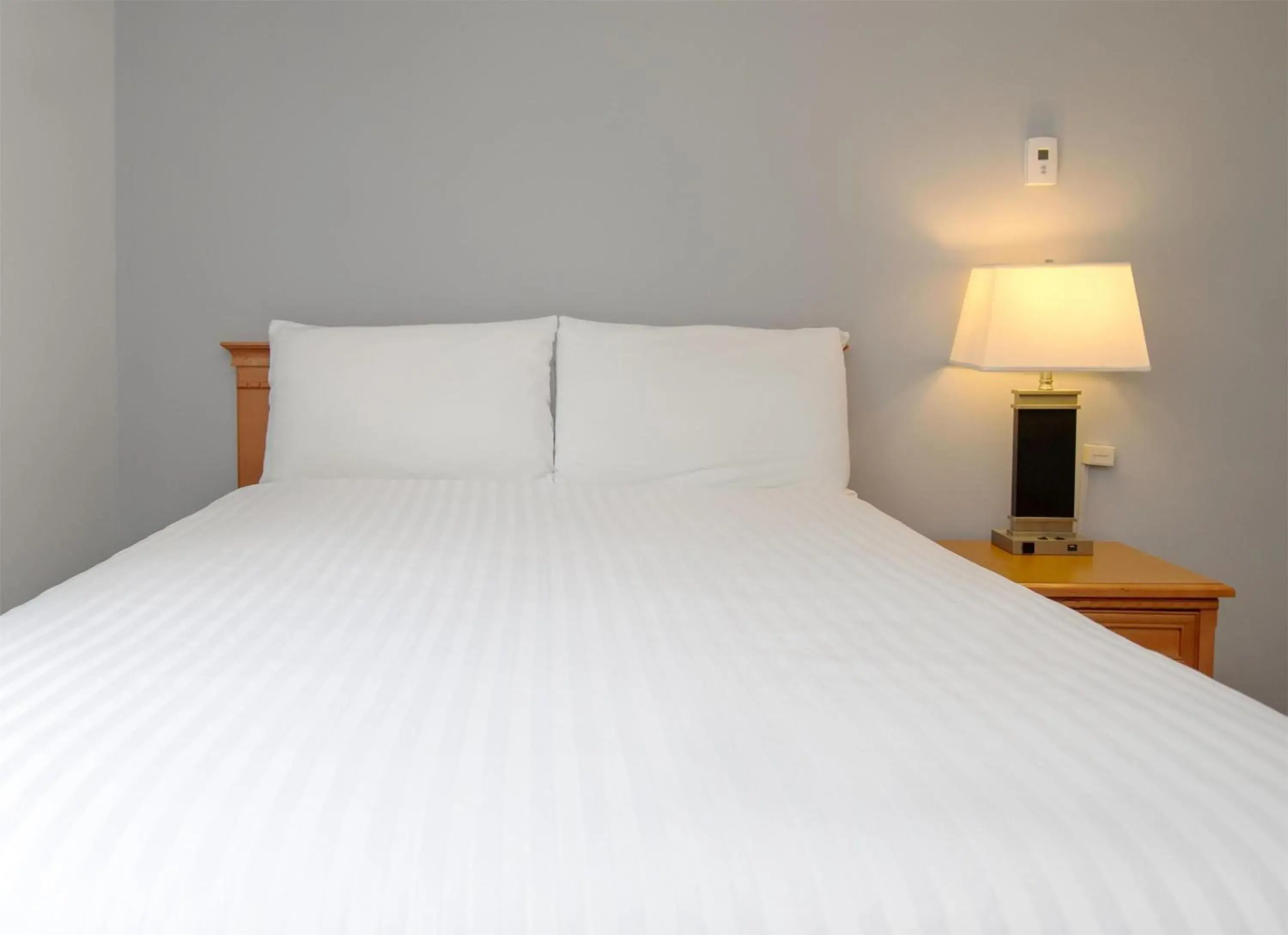 Bedroom, Bed in Coast Hinton Hotel Bedroom, Bed in Coast Hinton Hotel