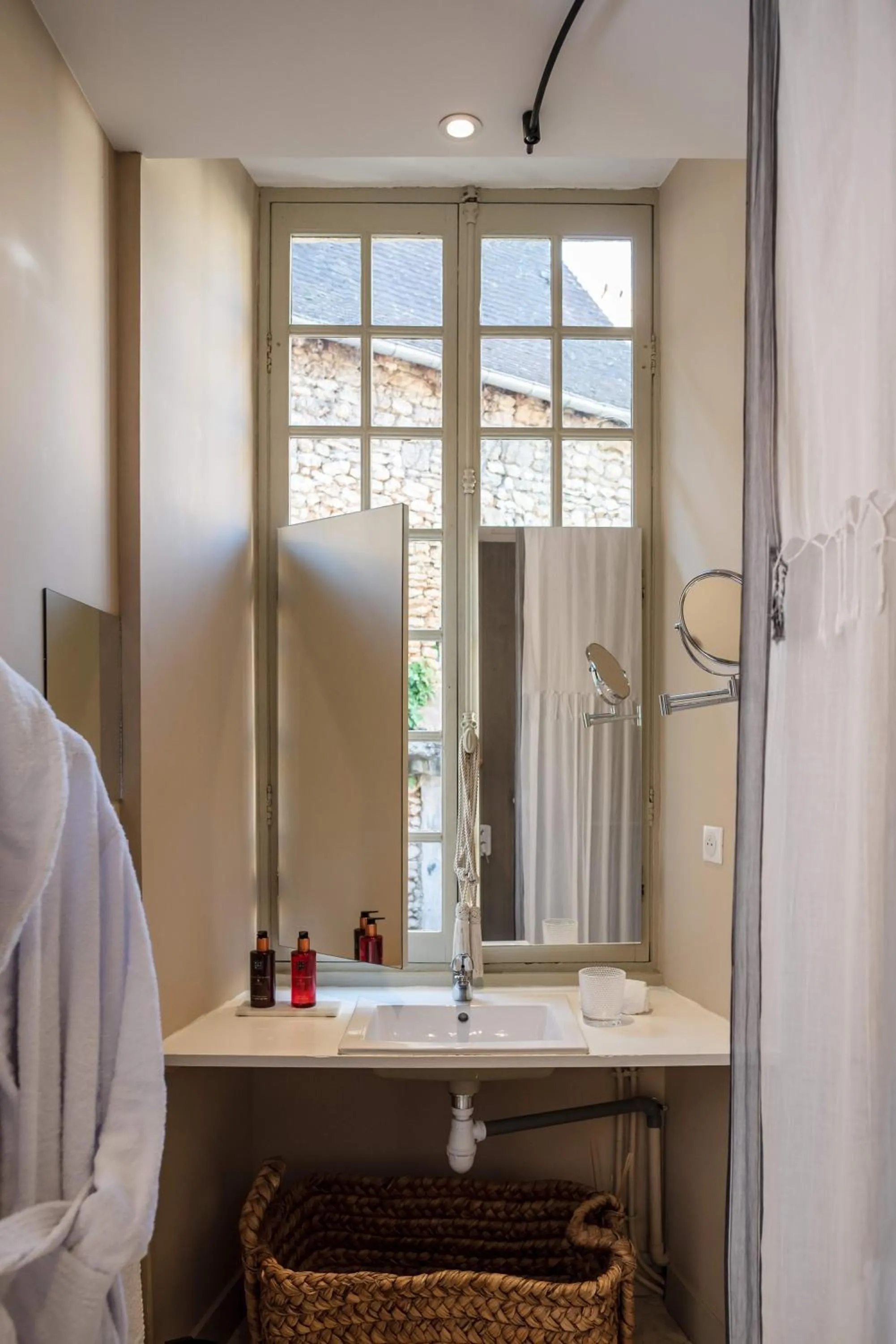 Bathroom in Hôtel de Bouilhac