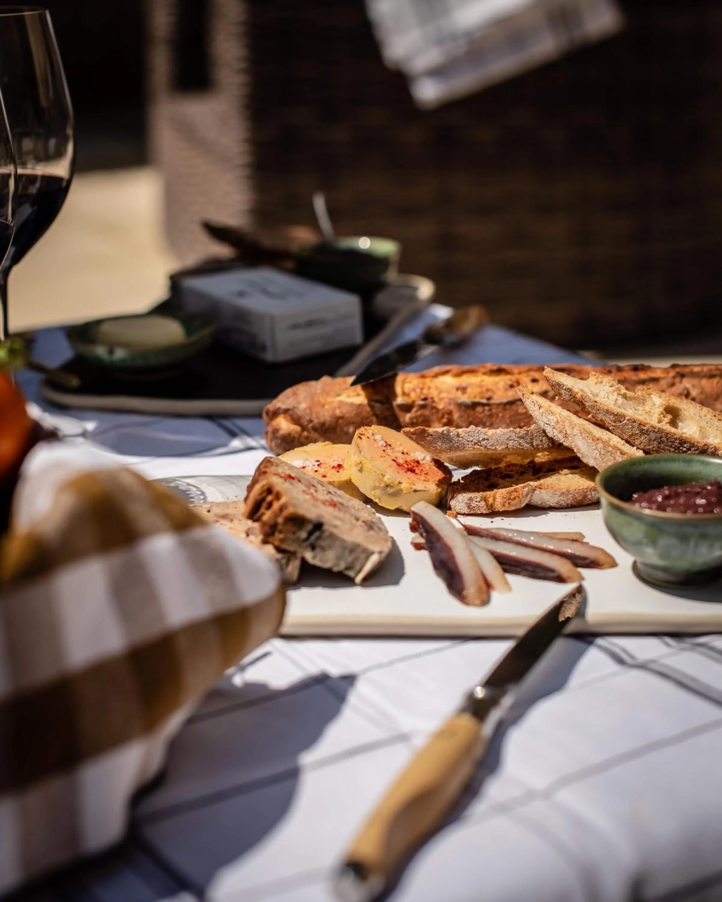 Lounge or bar in Hôtel de Bouilhac