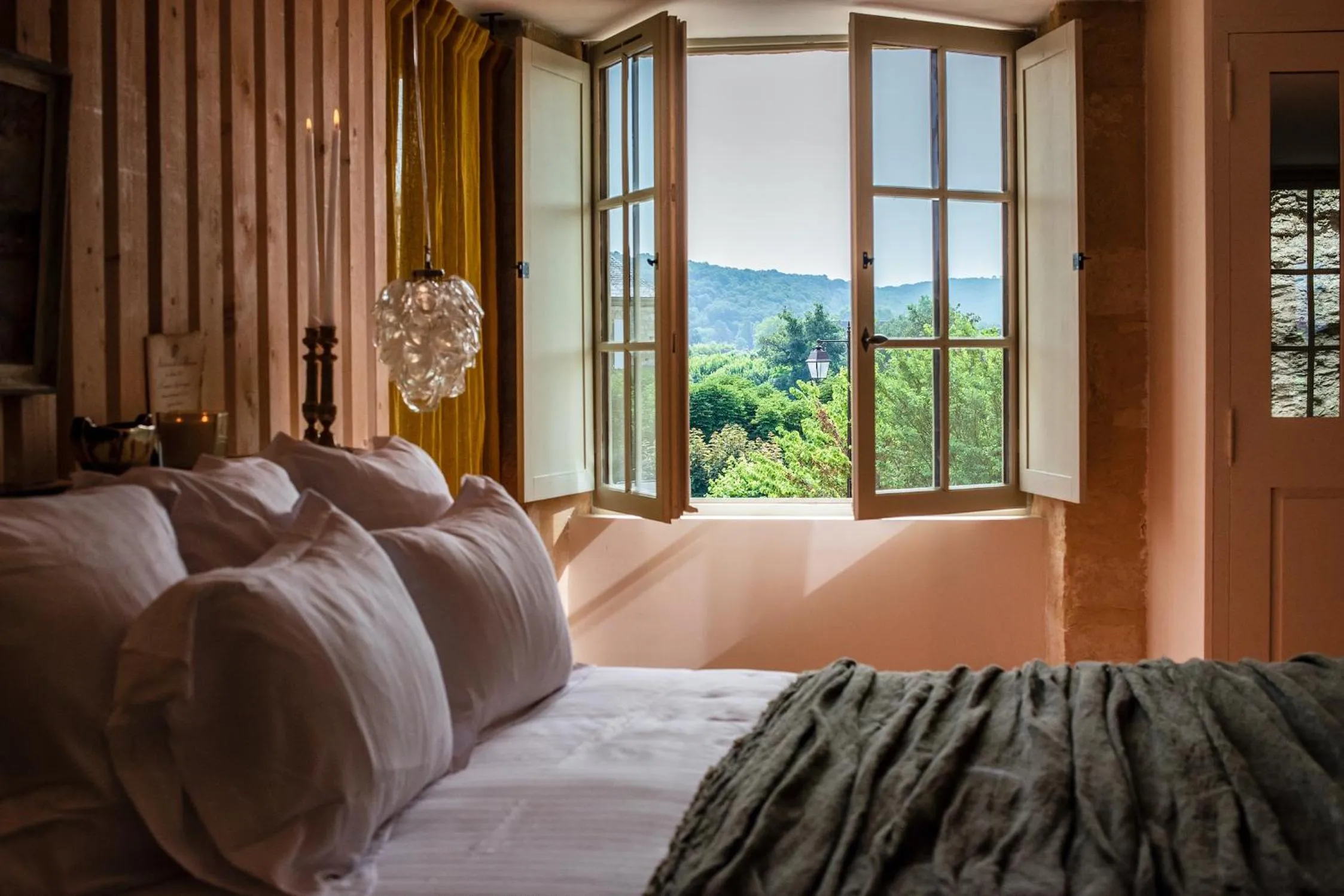 Natural landscape, Bed in Hôtel de Bouilhac