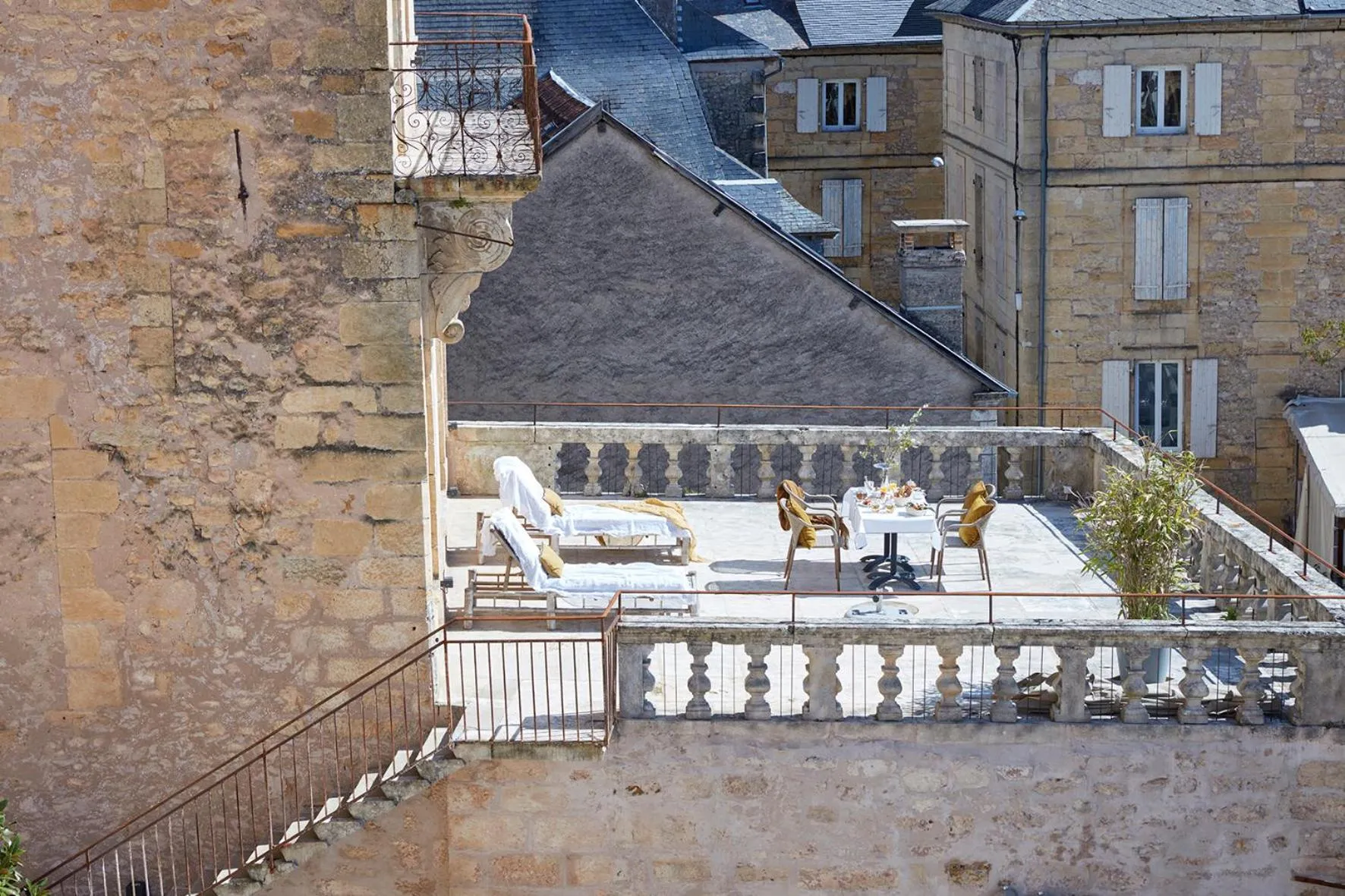 Patio in Hôtel de Bouilhac