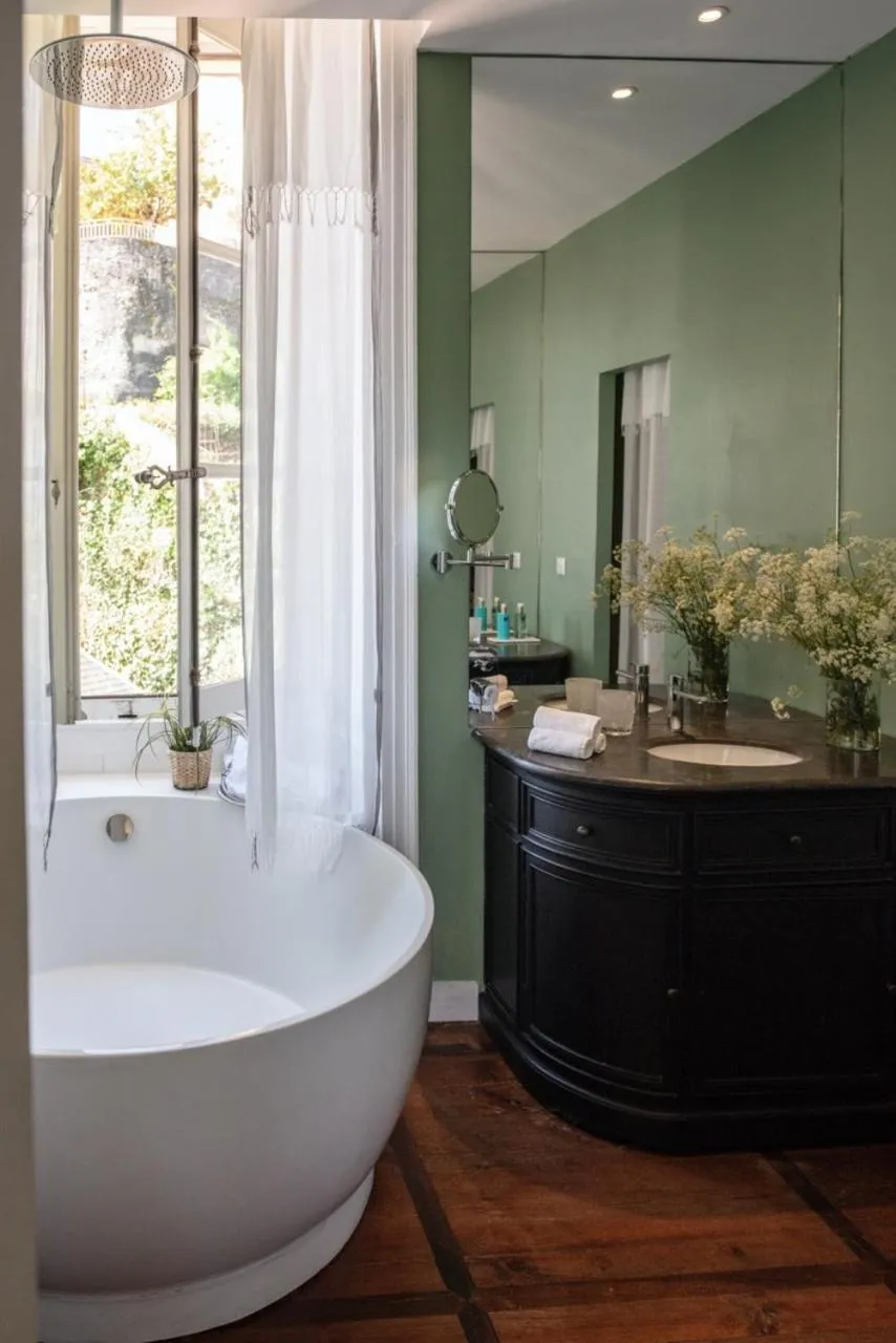 Bathroom in Hôtel de Bouilhac