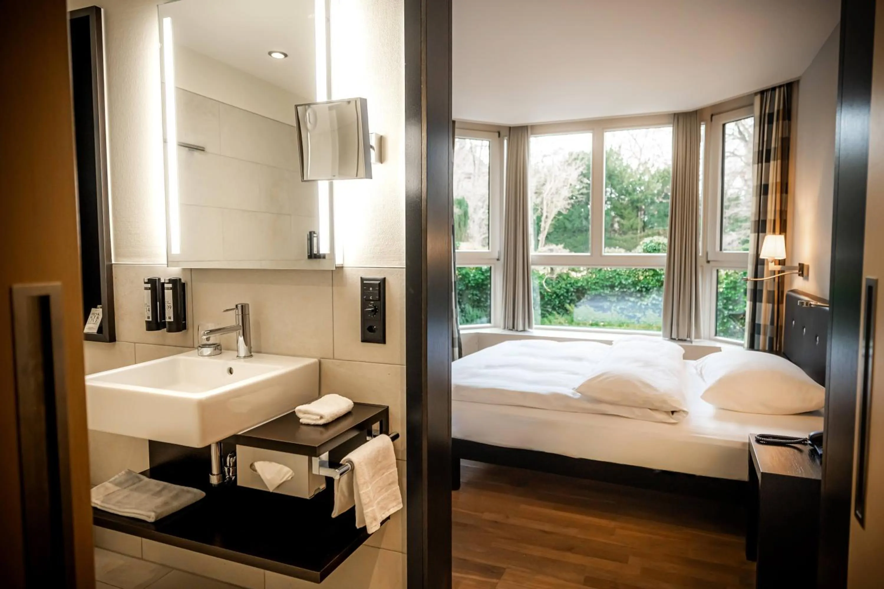 Bedroom, Bed in Hotel Seepark Thun