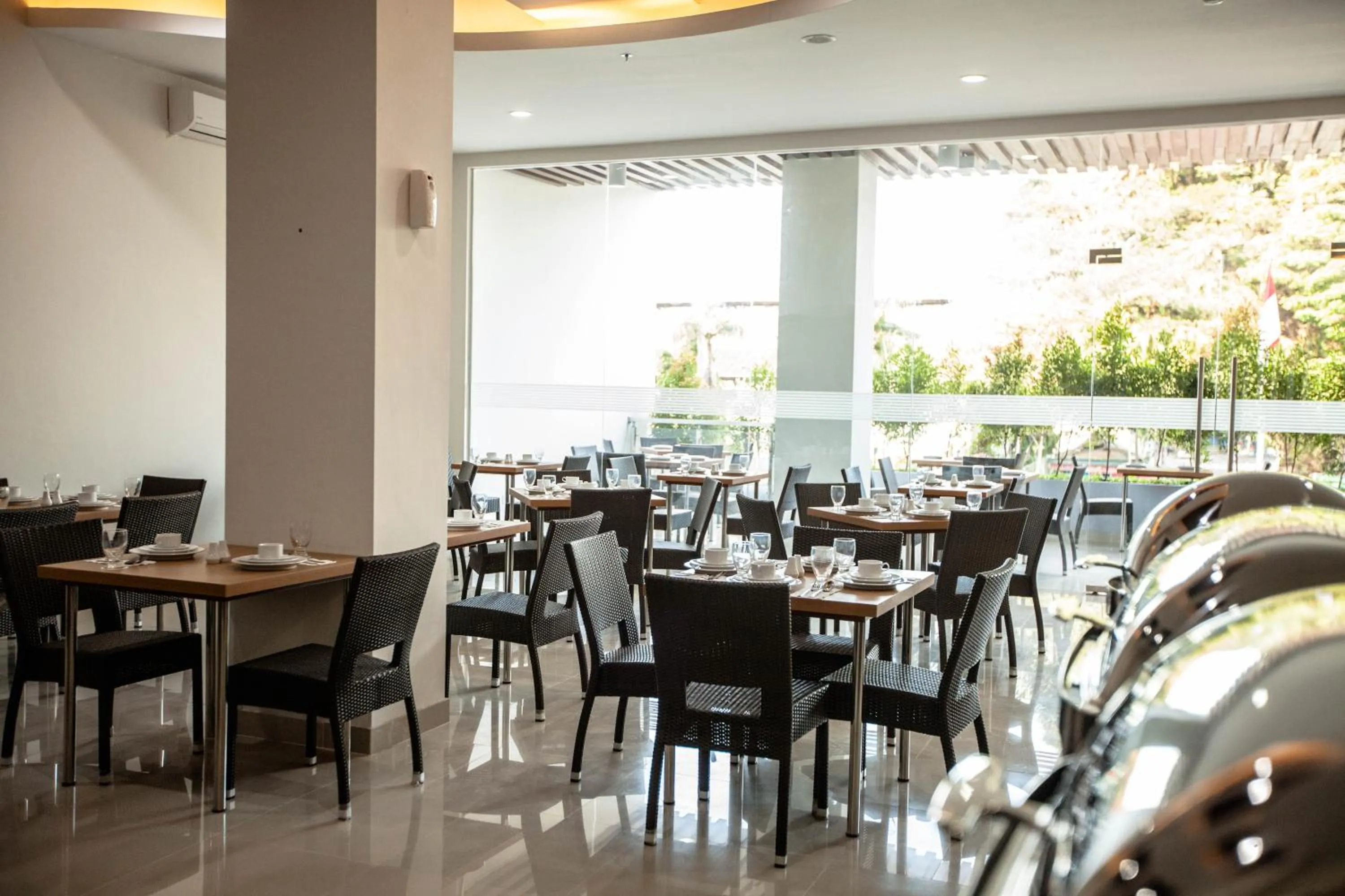 Restaurant/places to eat in Whiz Prime Hotel Sudirman Makassar