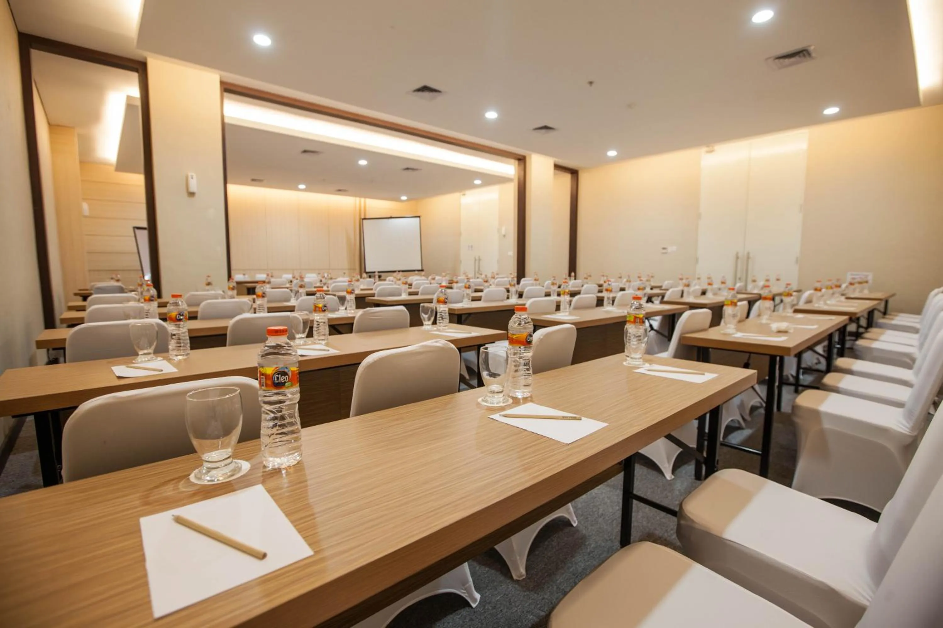 Meeting/conference room in Whiz Prime Hotel Sudirman Makassar