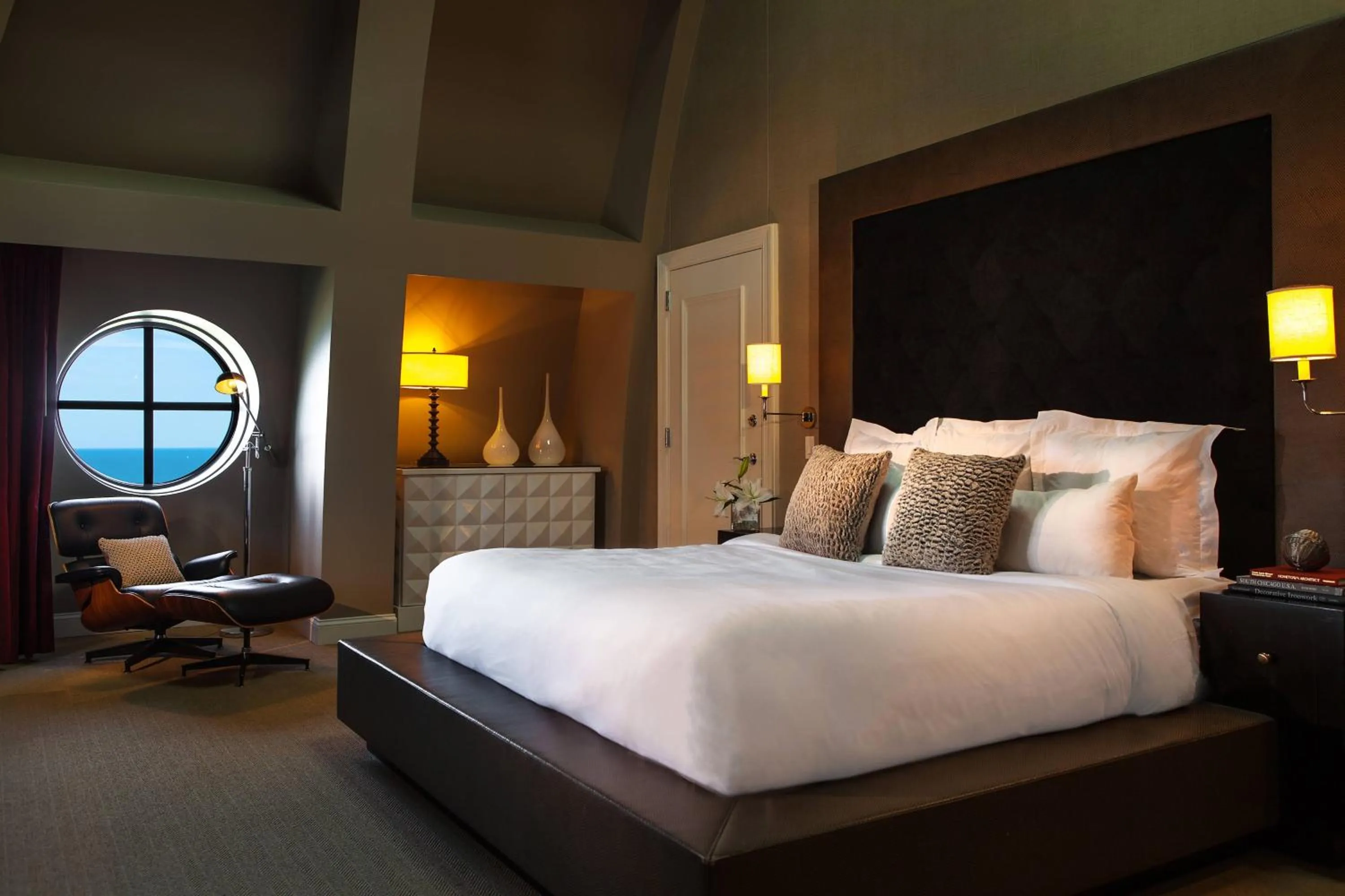 Photo of the whole room, Bed in The Blackstone, Autograph Collection