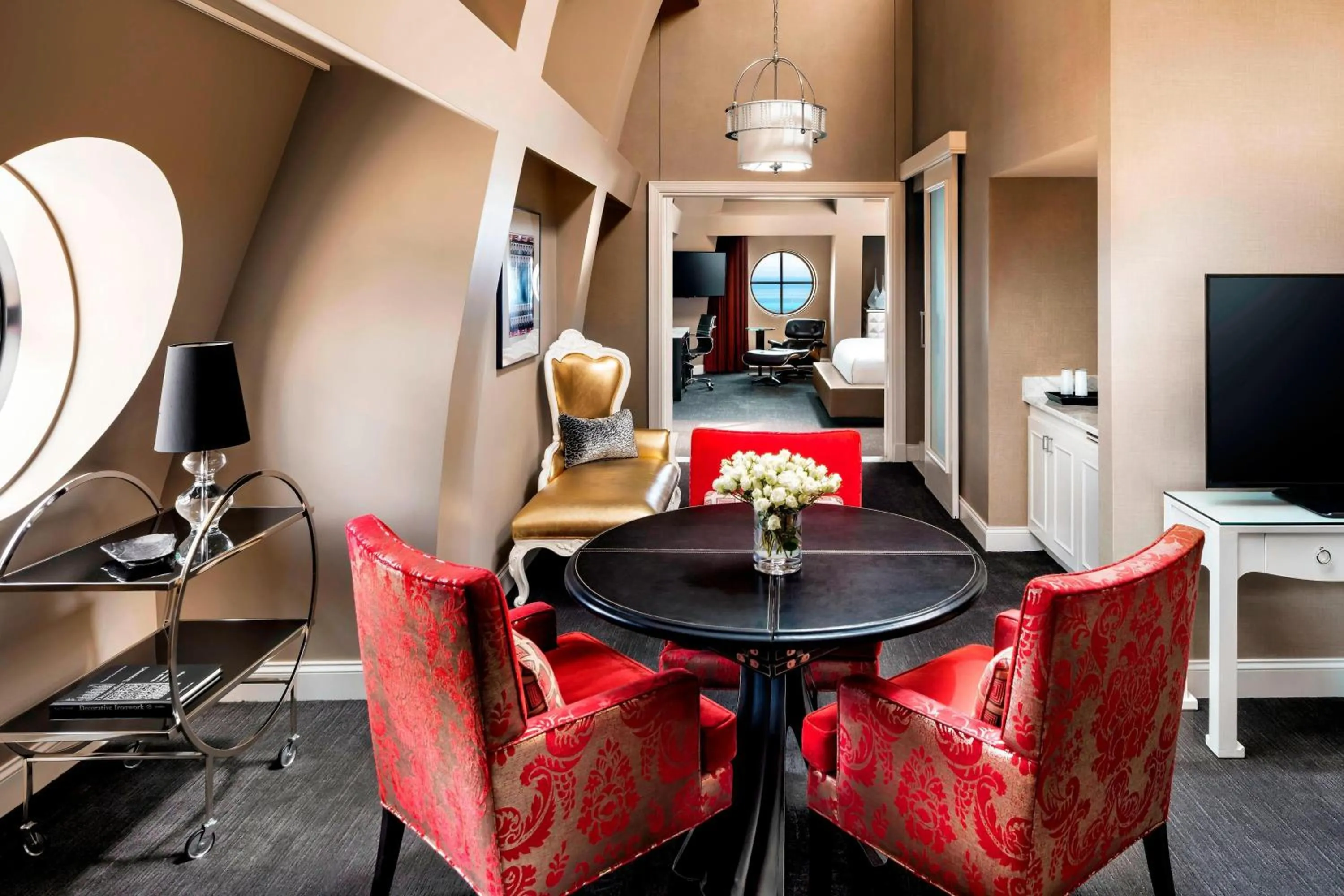 Photo of the whole room, Bed in The Blackstone, Autograph Collection