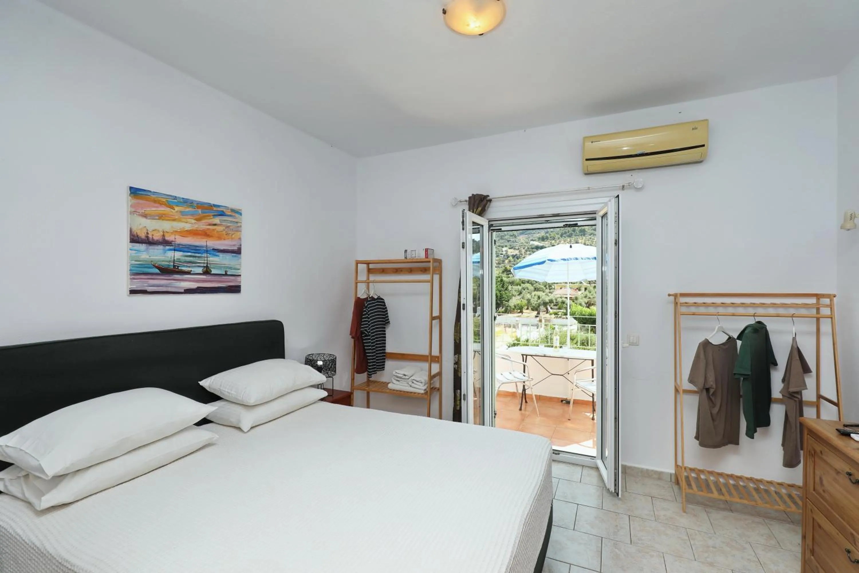 Photo of the whole room, Bed in Liofoto