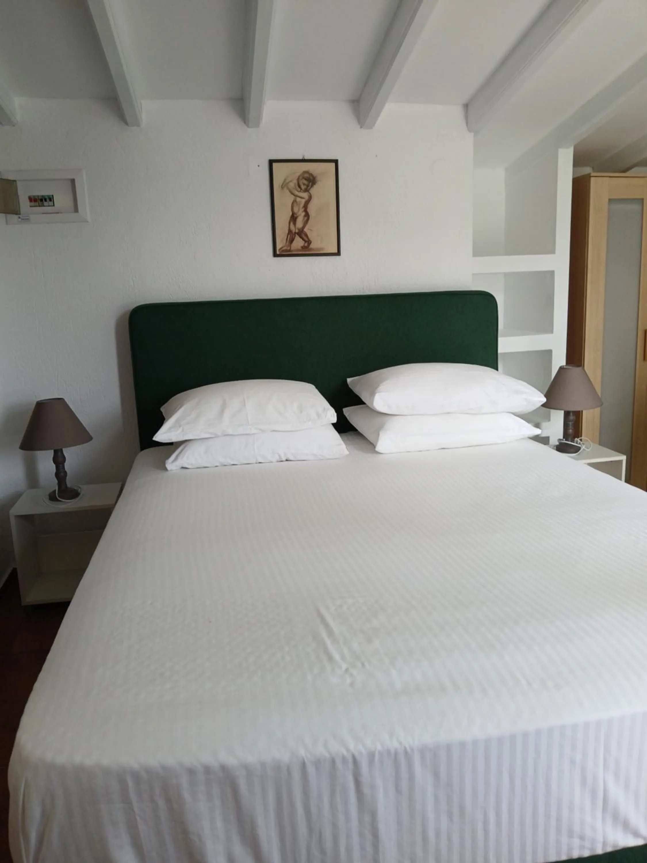 Photo of the whole room, Bed in Liofoto