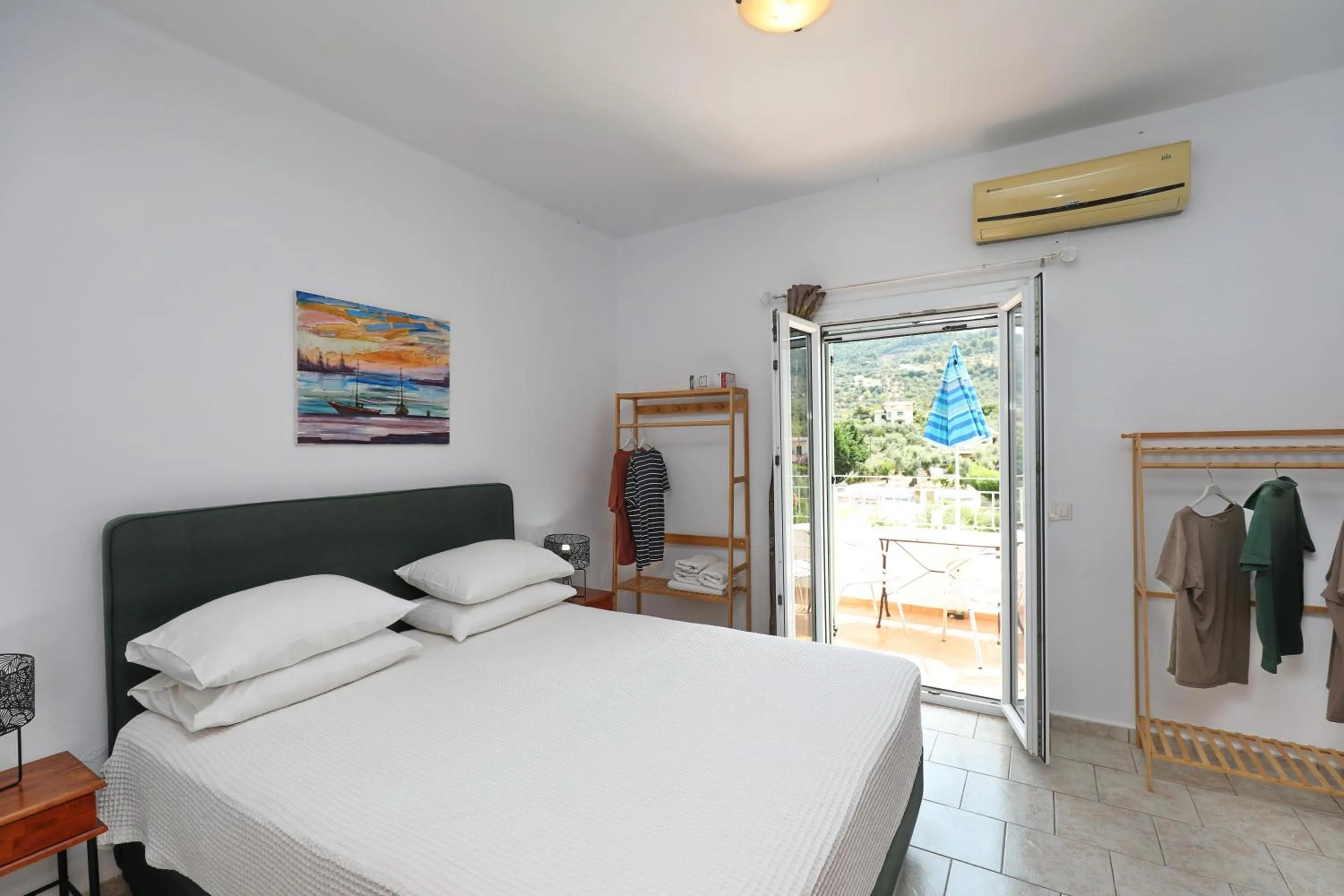 Photo of the whole room, Bed in Liofoto
