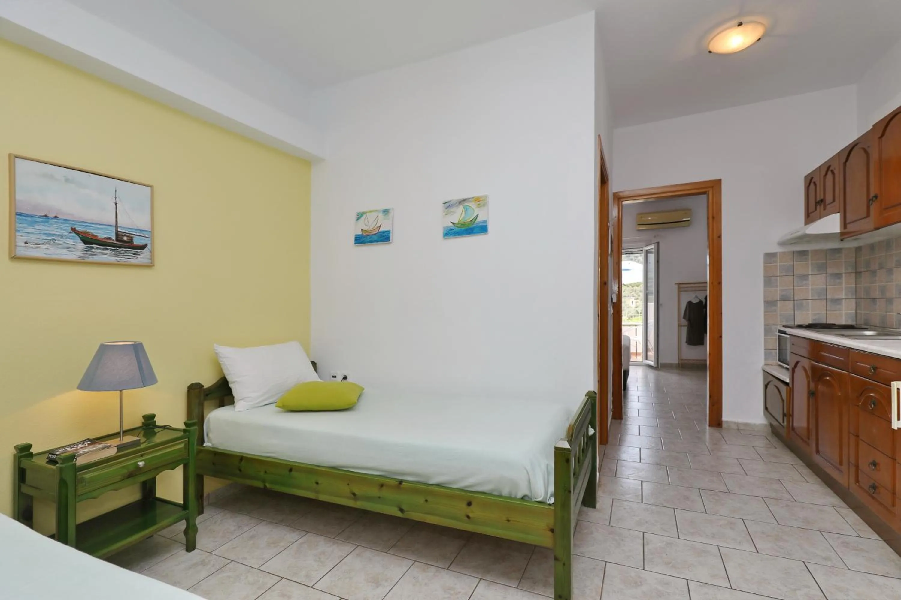 Photo of the whole room, Bed in Liofoto