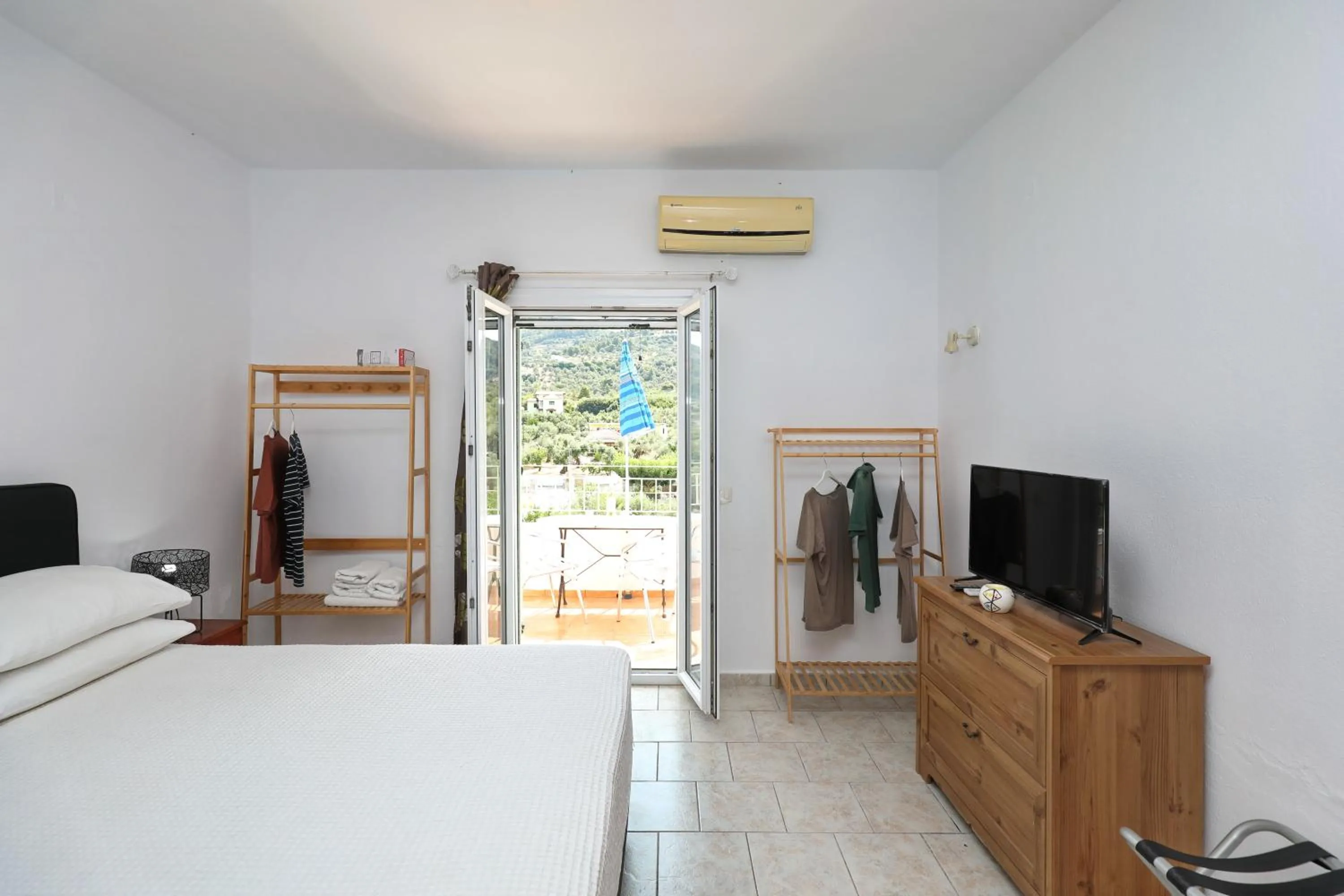 Photo of the whole room, Bed in Liofoto