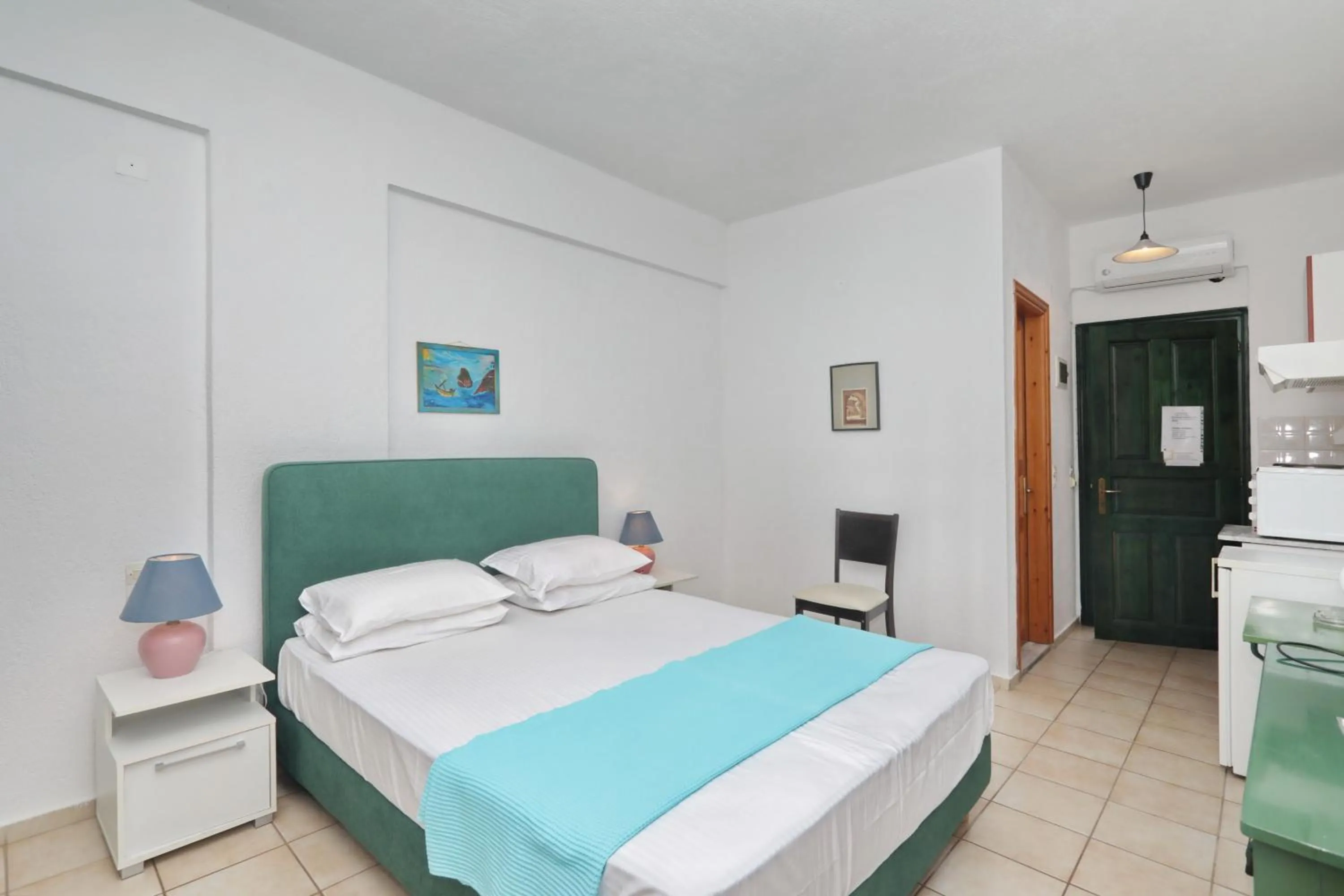 Photo of the whole room, Bed in Liofoto