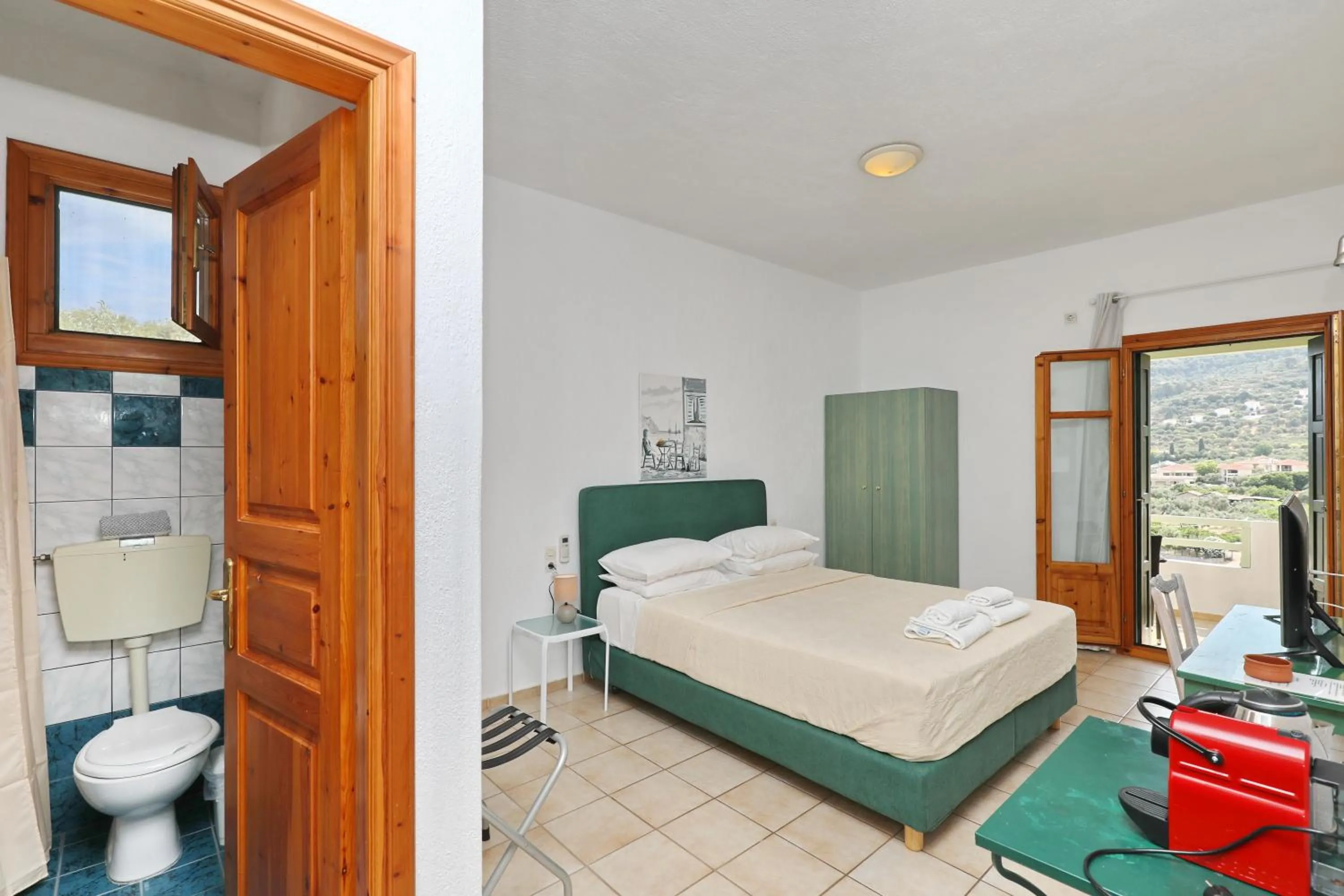 Photo of the whole room, Bed in Liofoto