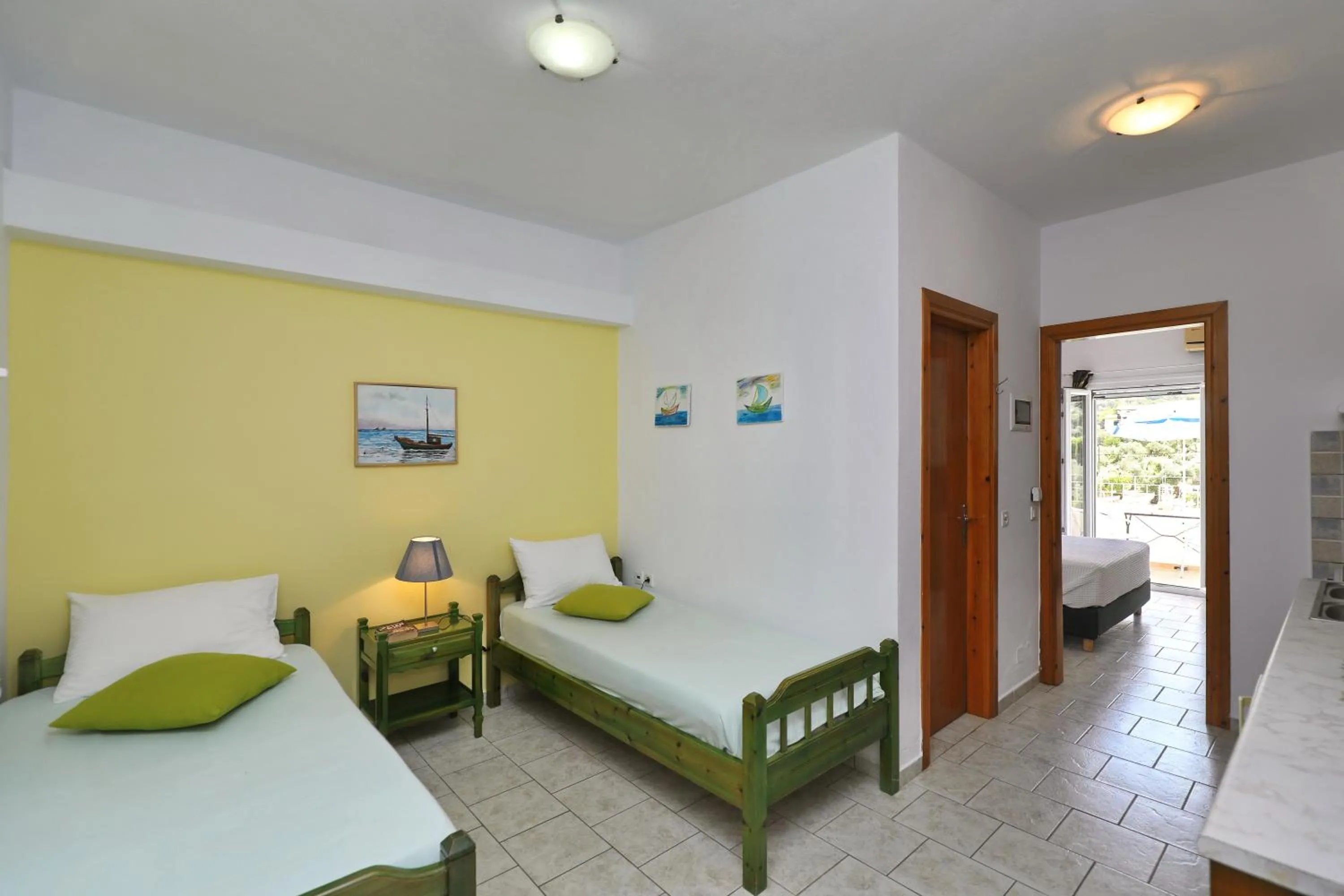 Photo of the whole room, Bed in Liofoto