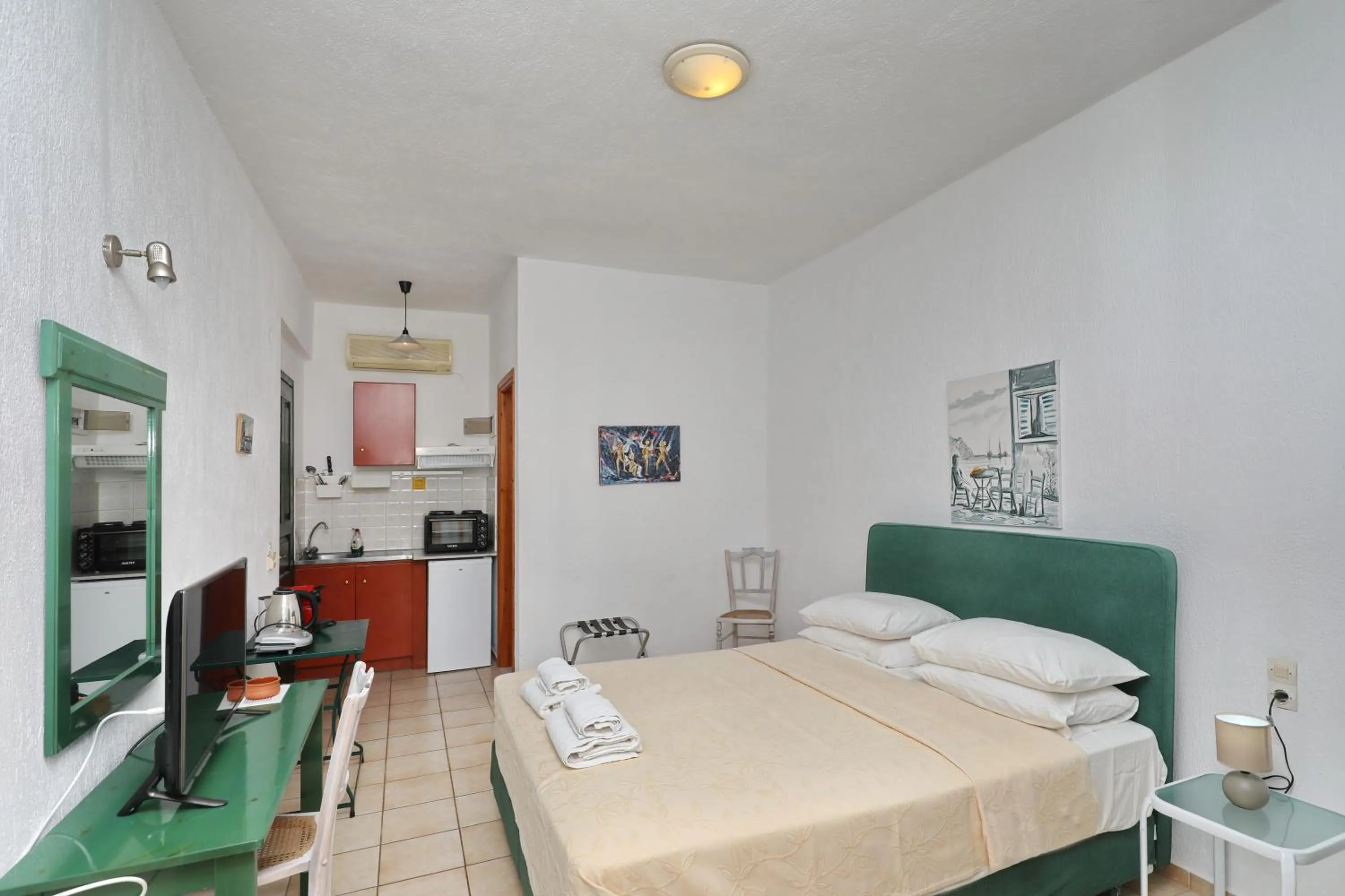 Photo of the whole room, Bed in Liofoto