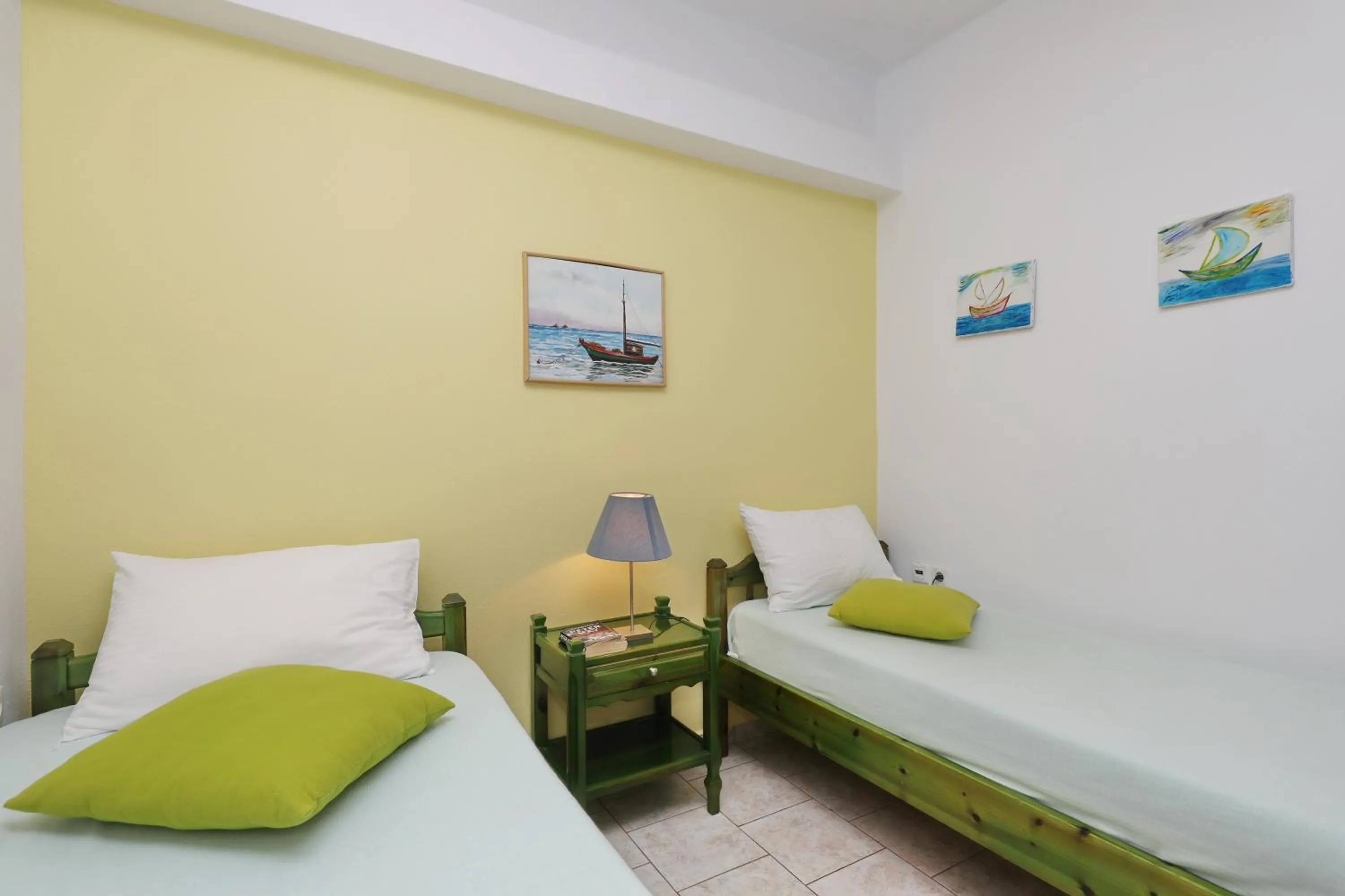Photo of the whole room, Bed in Liofoto