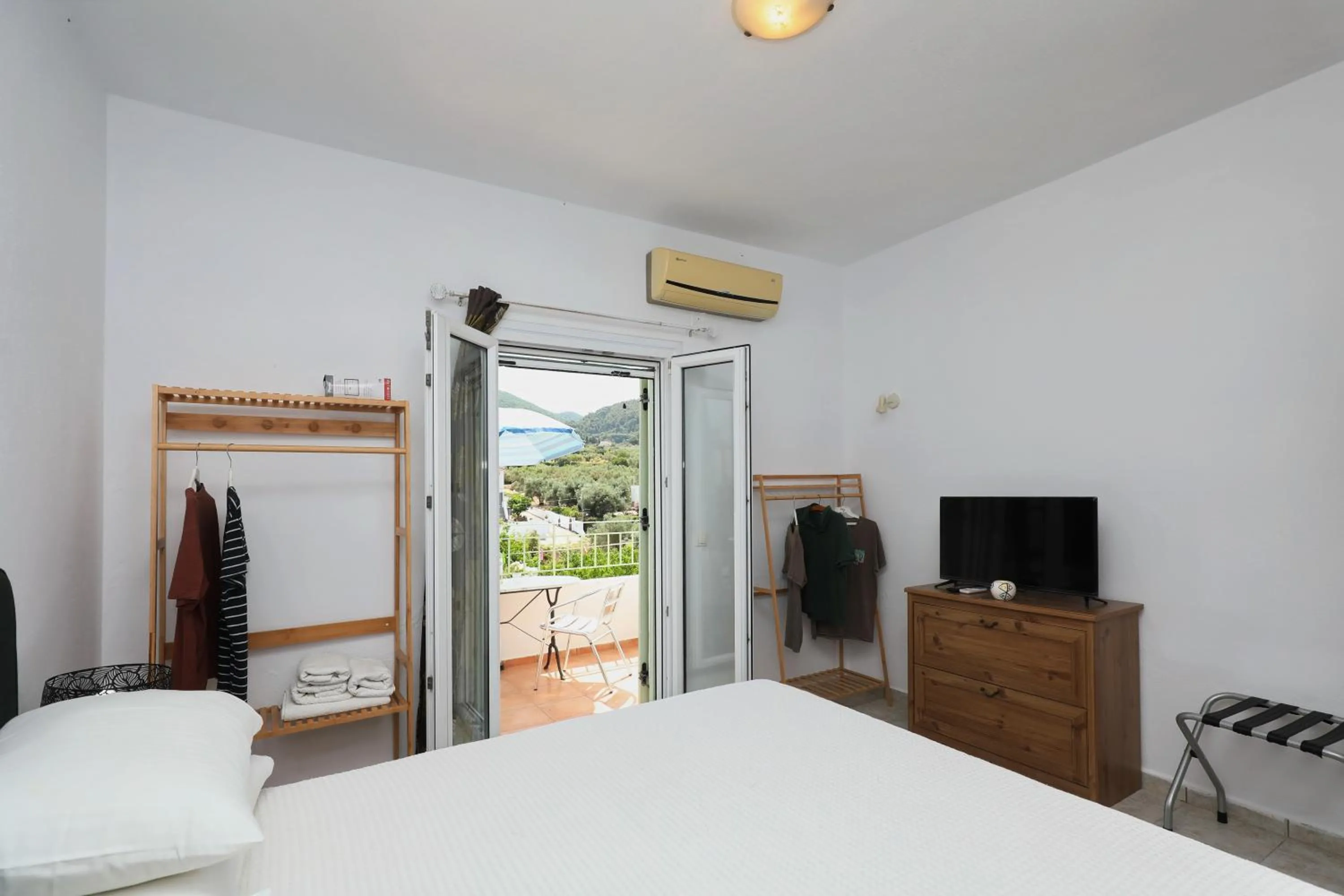 Photo of the whole room, Bed in Liofoto