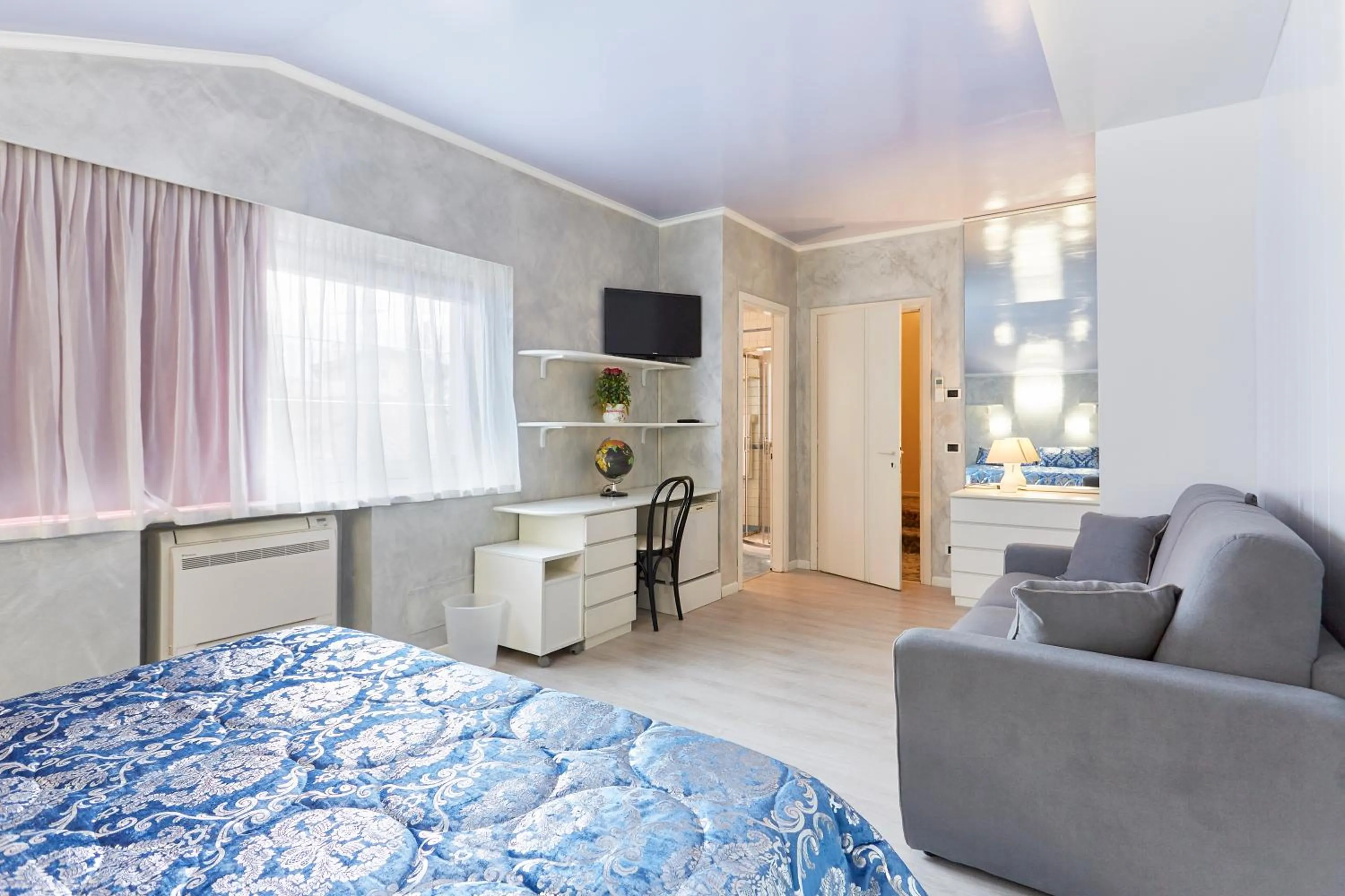 Toilet, Bed in HOTEL Villa Lilla