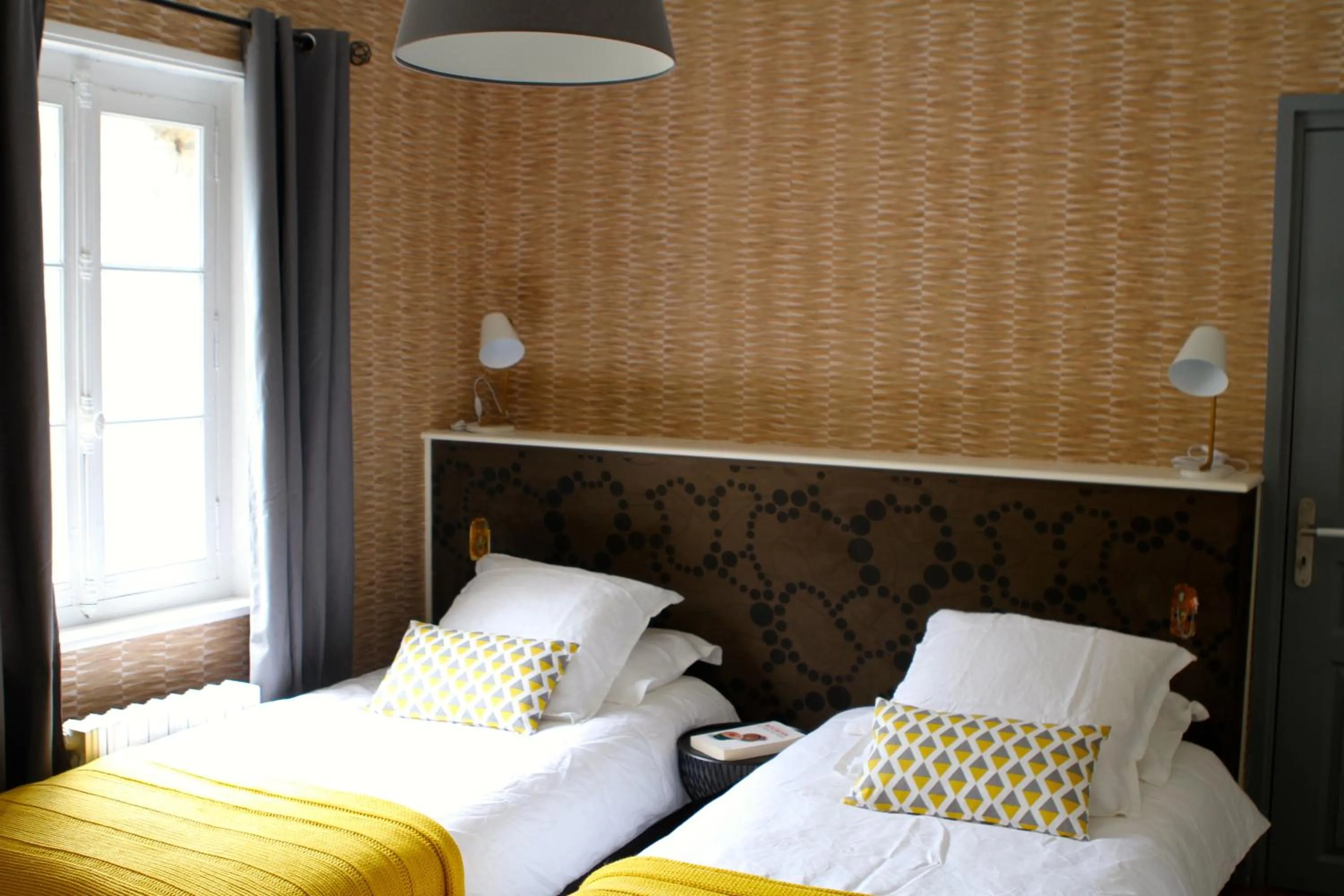 Photo of the whole room, Bed in Une maison en ville Hypercentre - Spa