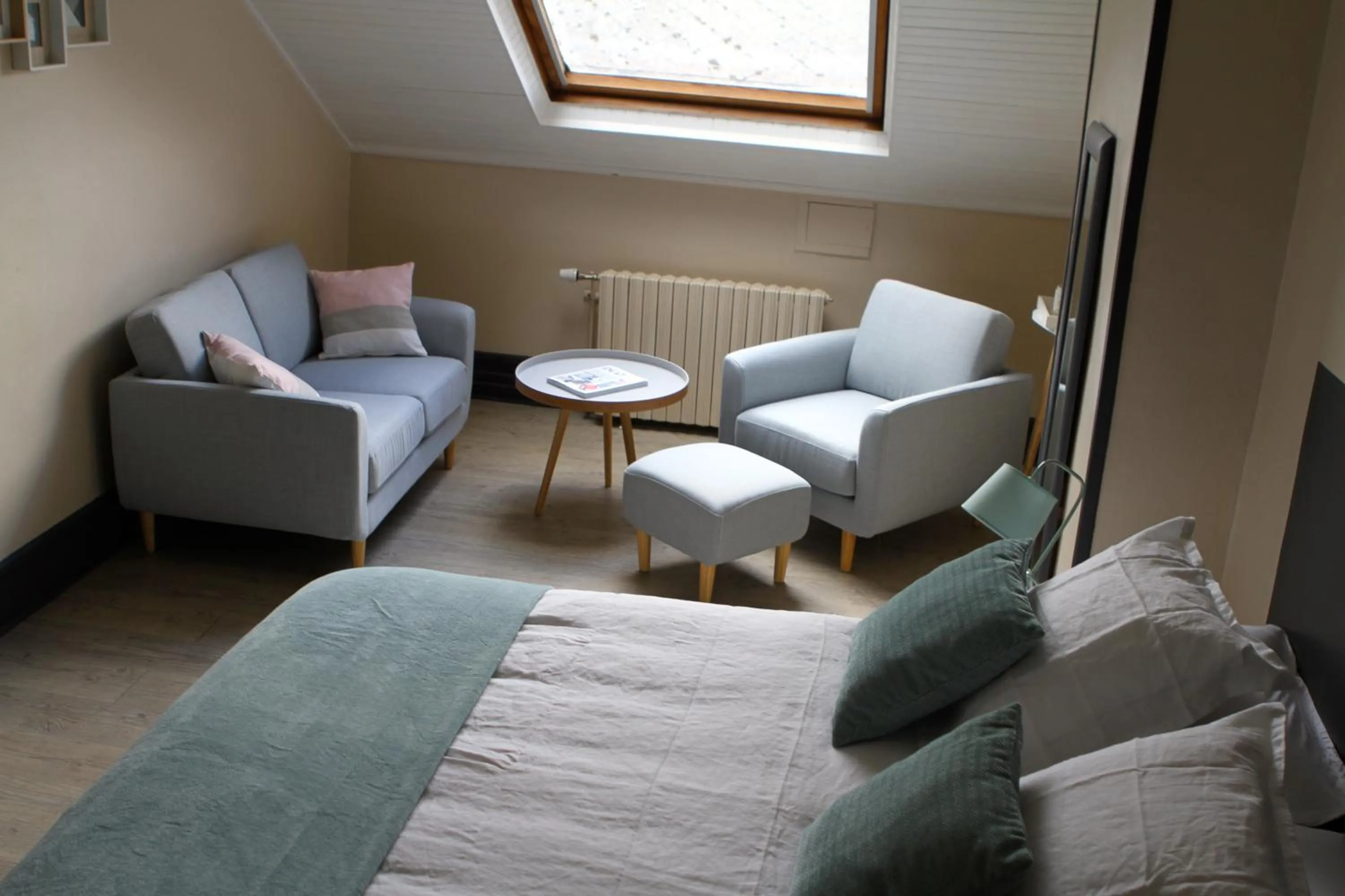Photo of the whole room in Une maison en ville Hypercentre - Spa